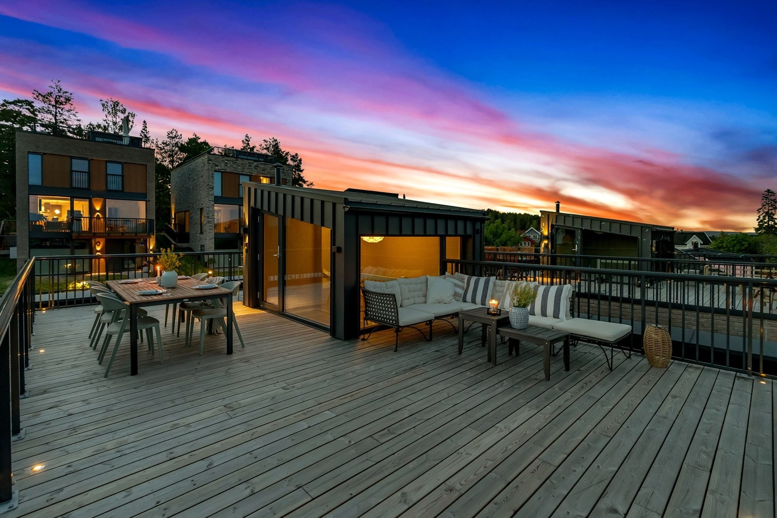 Hyggelig stemningsbelysning nedfelt i terrasse i tillegg til belysning ved utgangsdør. Galleribilde
