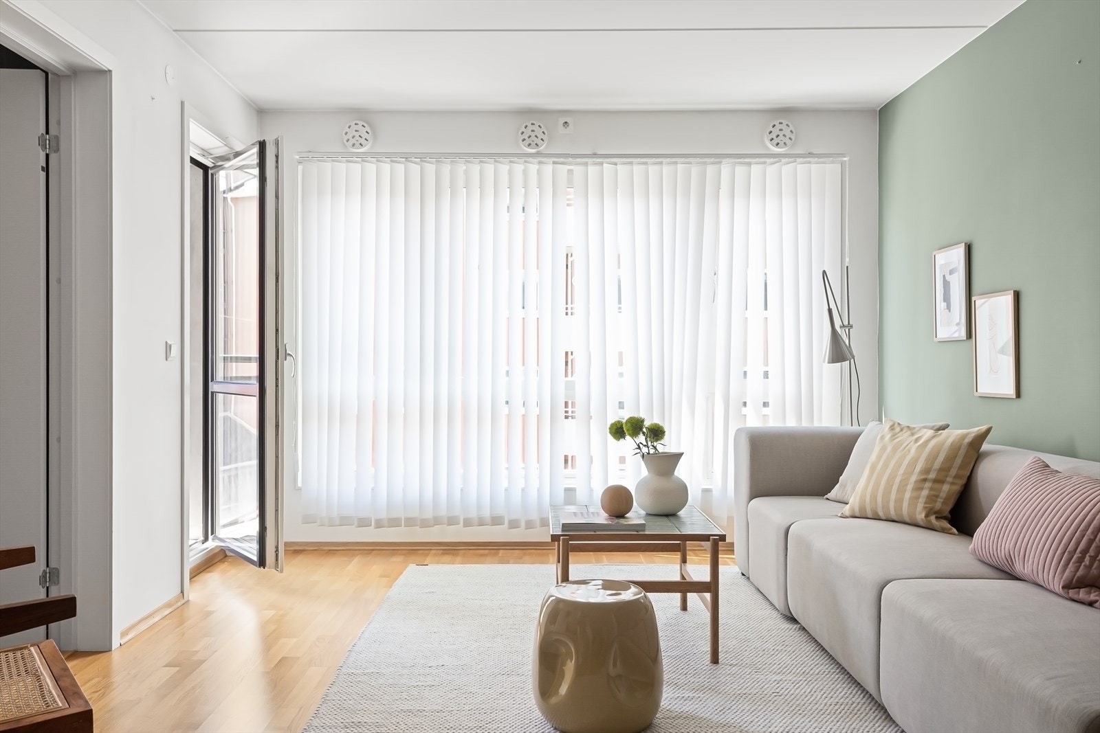 Leiligheten ligger i et moderne bygg fra 2010, og oppleves velholdt og gjennomført. Galleribilde