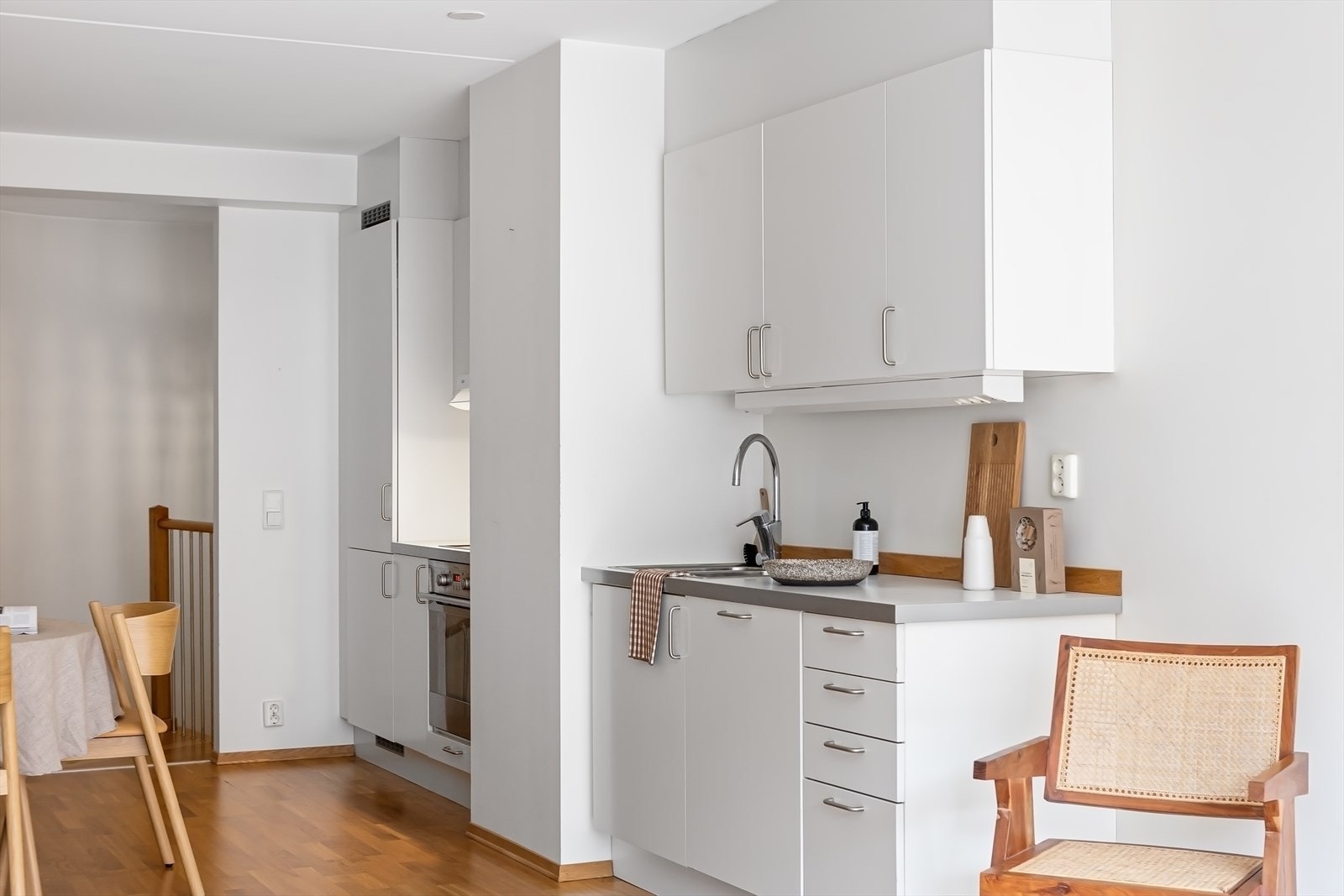 Det er integrert stekeovn, platetopp, oppvaskmaskin, kjøl/fryseskap og mekanisk avtrekksvifte over stekesonen. Galleribilde