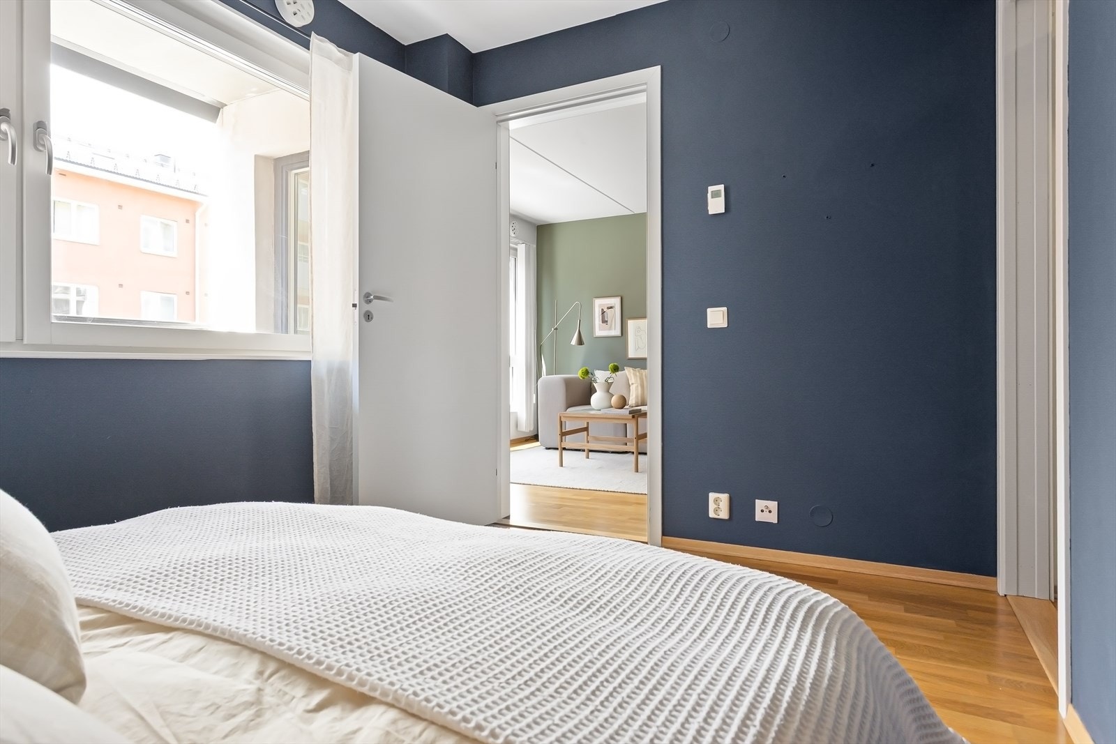 Soverommet er malt i en behagelig blåtone, og stort vindu sikrer godt med lys og luft. Galleribilde