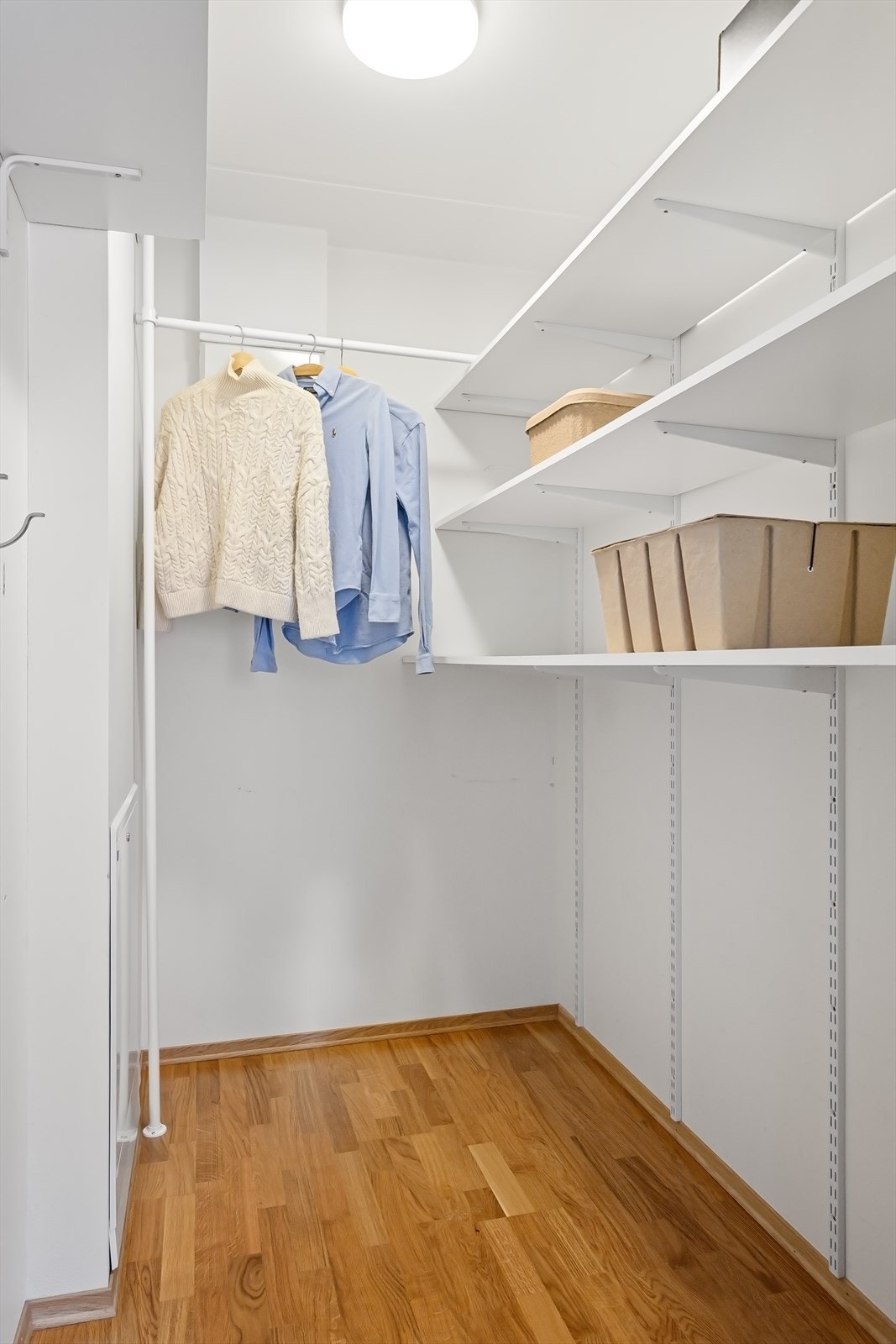 Fra hovedsoverommet er det direkte adkomst til omkledningsrommet. Her er det vegghengte hyller og garderobestang for oppbevaring av klær. Galleribilde