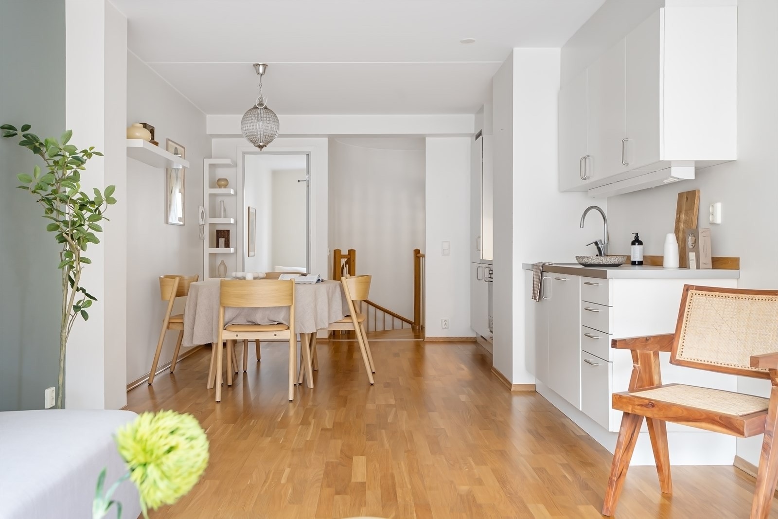 Ved kjøkkenet er det god plass til spisebord. Galleribilde