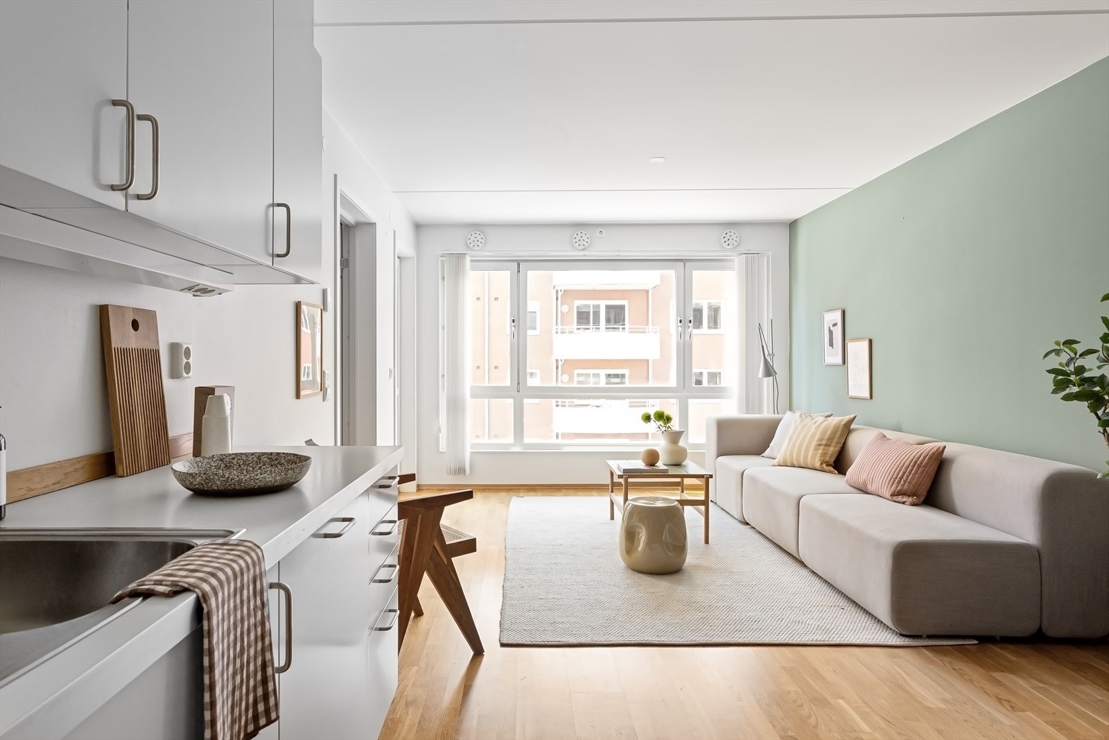 Det er godt lysinnslipp via store vindusflater, og den gjennomgående planløsningen sikrer optimale lysforhold. Galleribilde