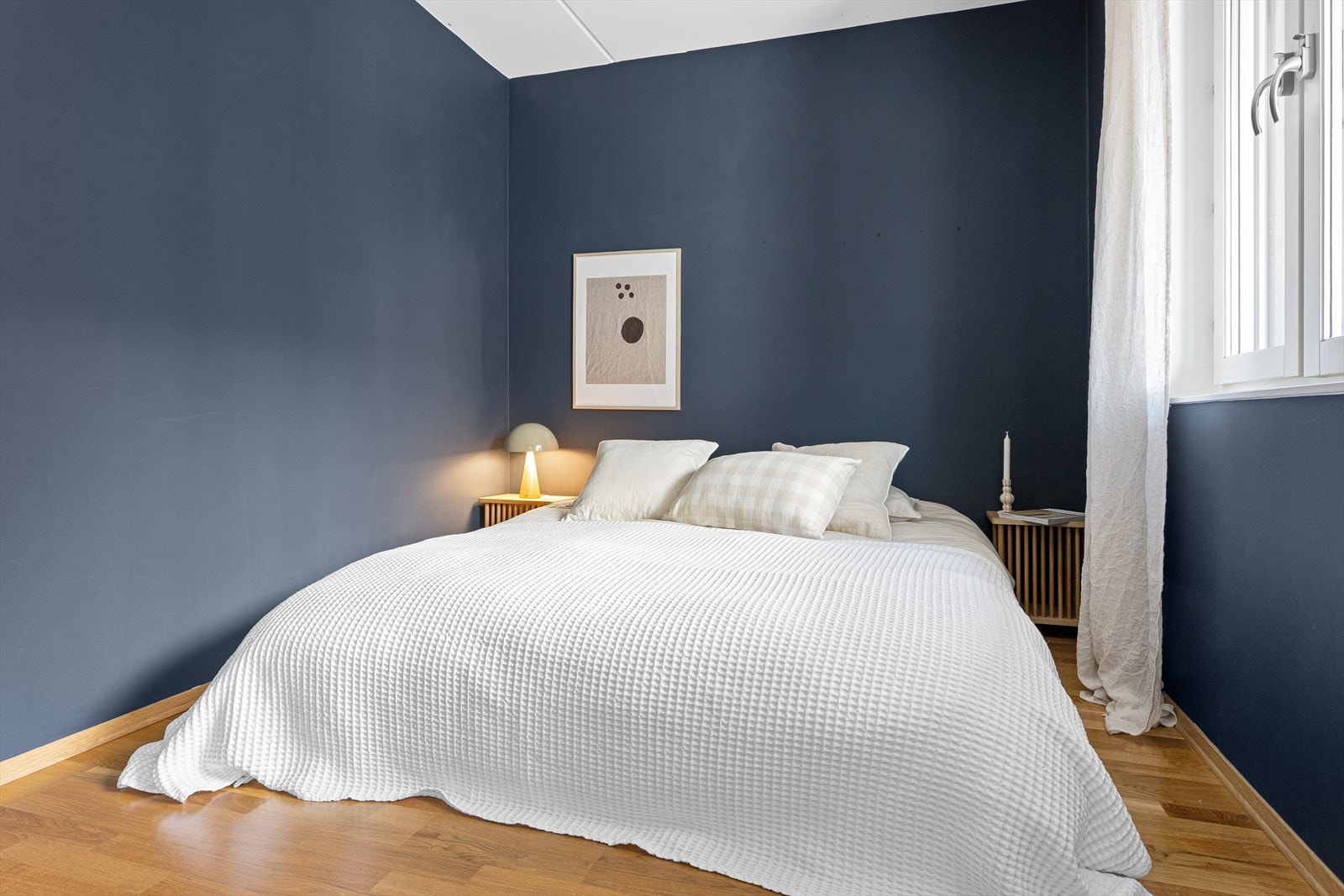 På hovedsoverommet er det god plass til dobbeltseng, nattbord og garderobeskap/kommode. Galleribilde