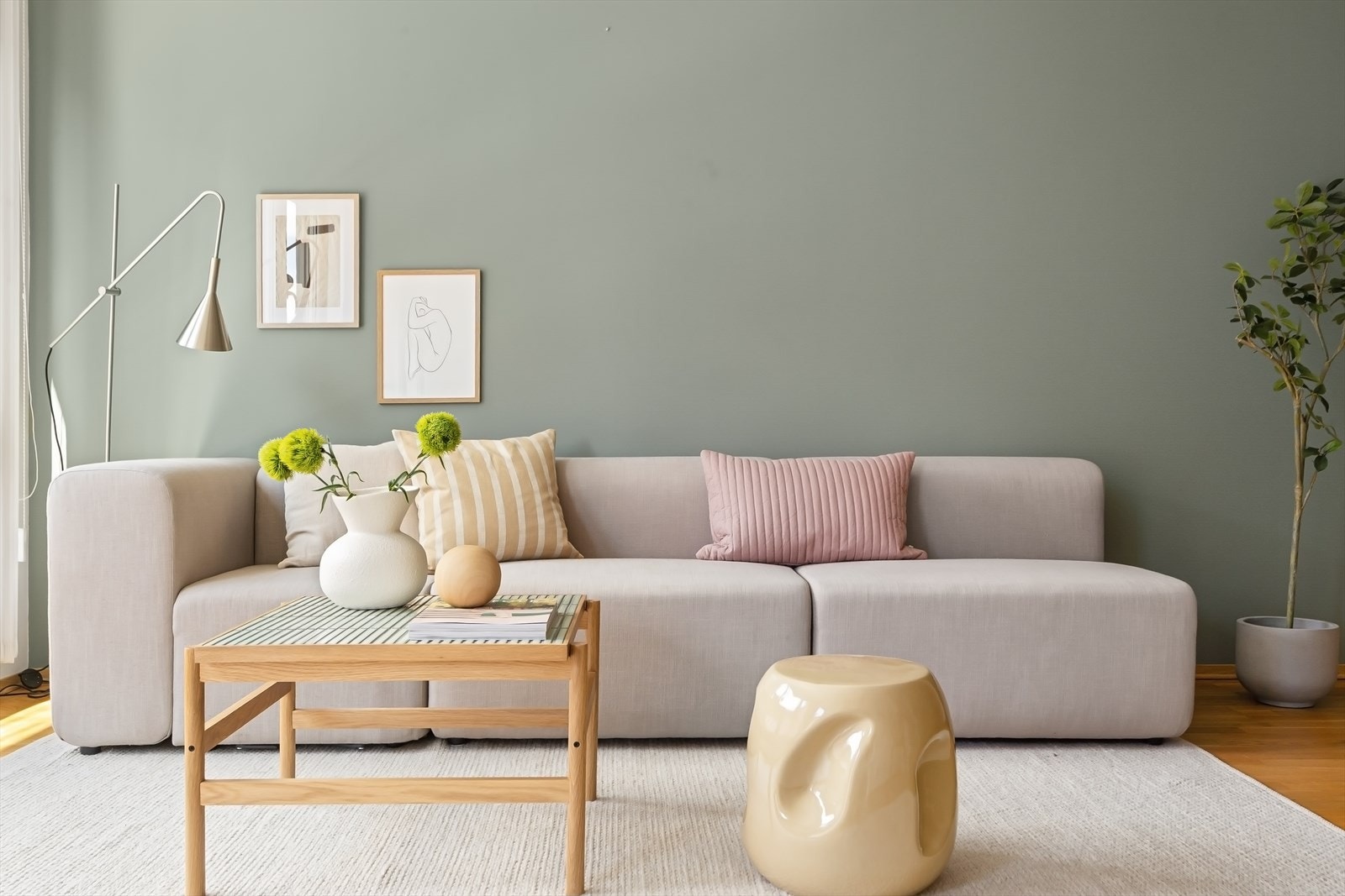 Leiligheten har en lys og innbydende stue av god størrelse. Det er fint plass til stor sofagruppe med tilhørende sofabord og tv-møblement. Galleribilde