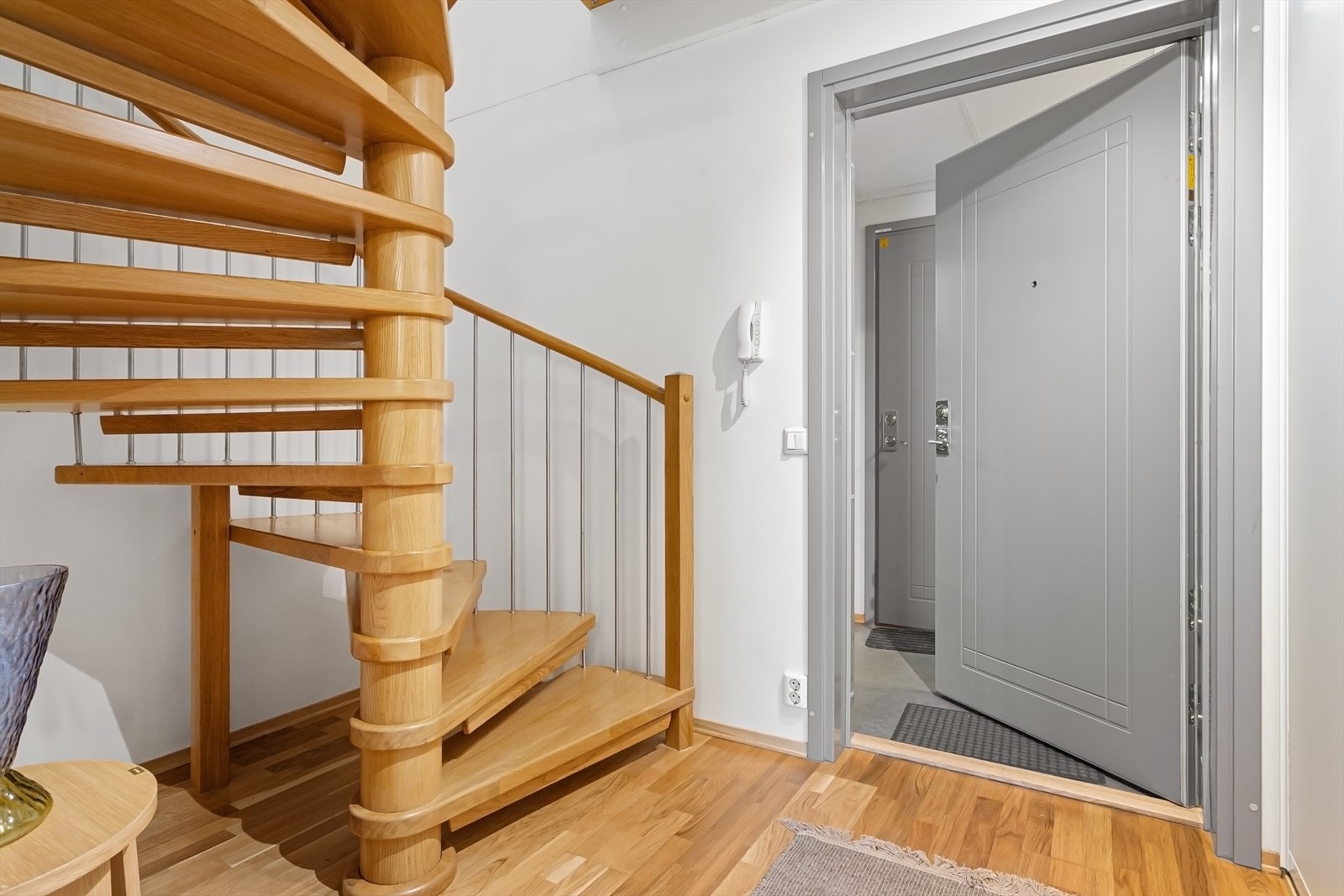 Velkommen inn! I gangen er det skyvedørsgarderobe for oppbevaring av yttertøy. Galleribilde