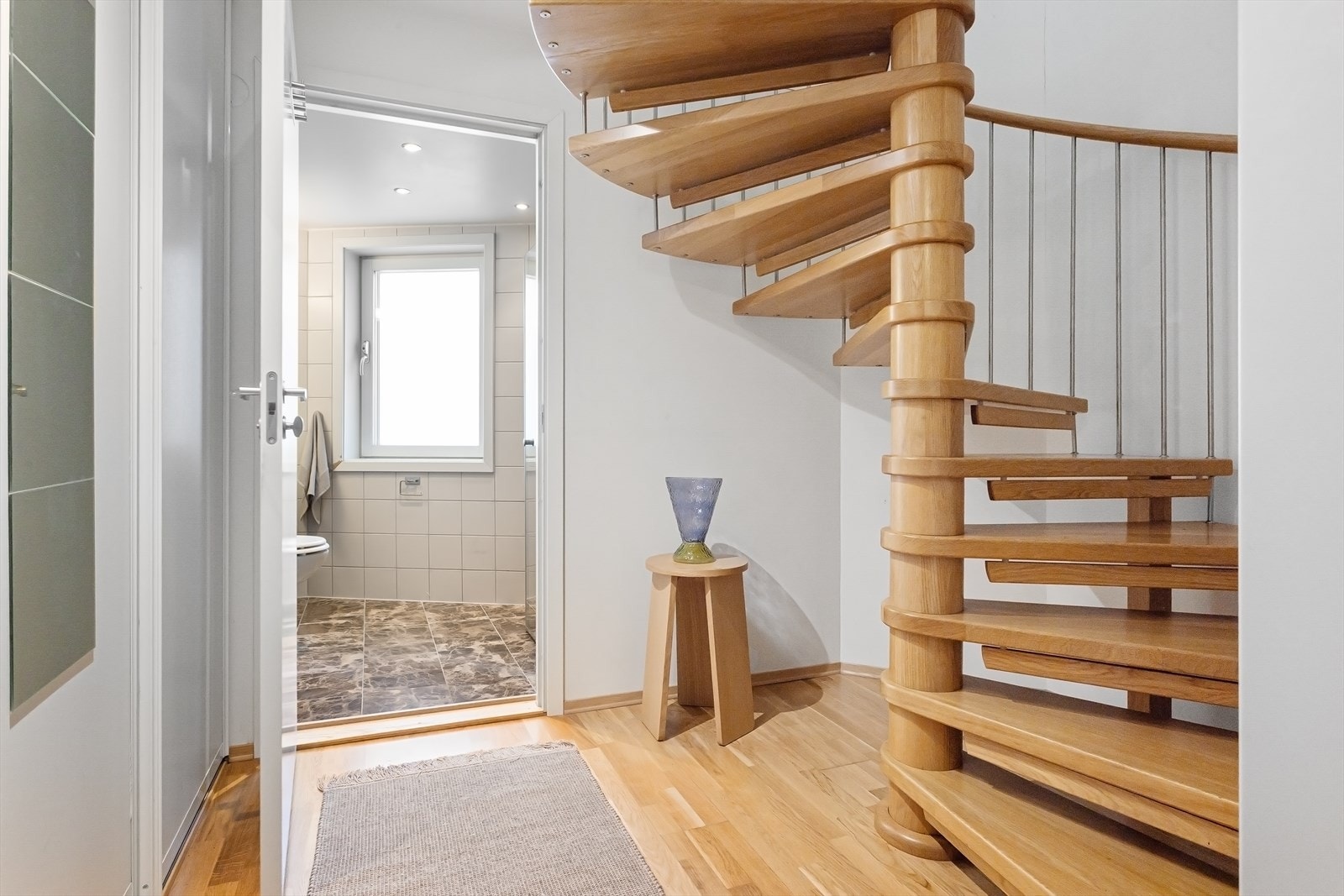 I 2. etasje er det gang, bad og trappeløp. Galleribilde