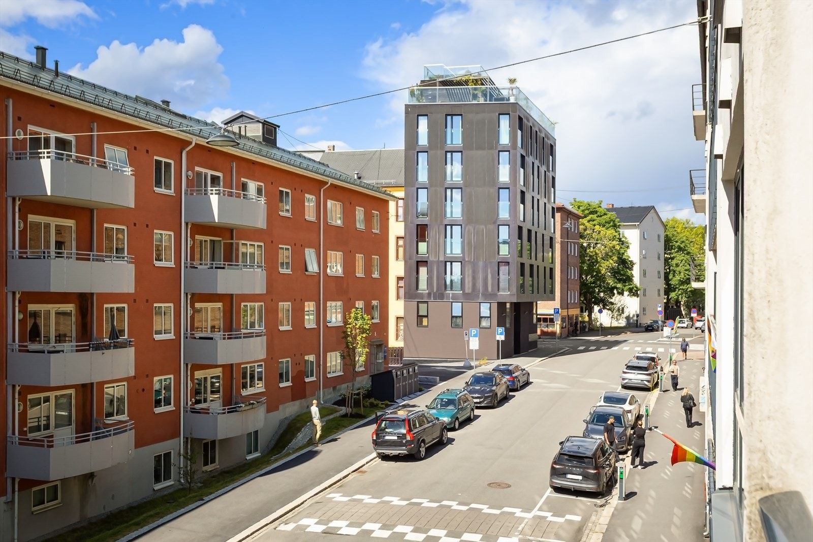 Fint utsyn mot gaten og nærliggende bebyggelse. Galleribilde