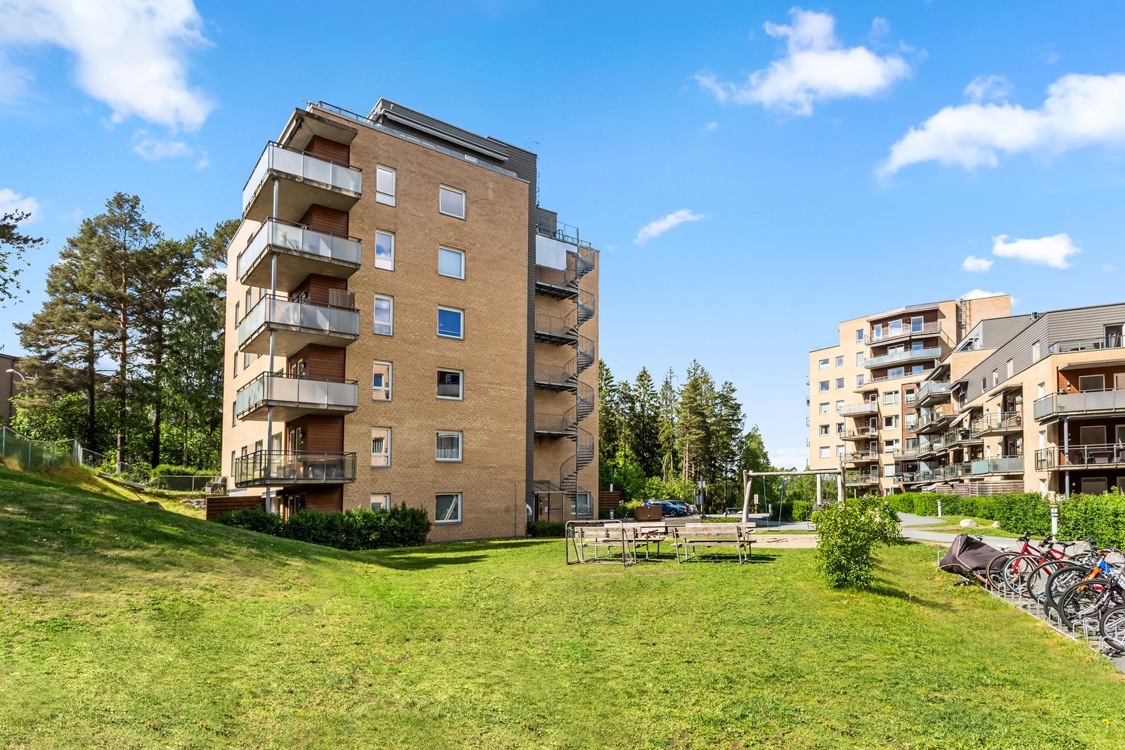 Leiligheten ligger i 4.etasje i den frittstående bygningen, i Trasoptunet borettslag. Borettslaget sto ferdig i 2015, og holder en god standard. Galleribilde