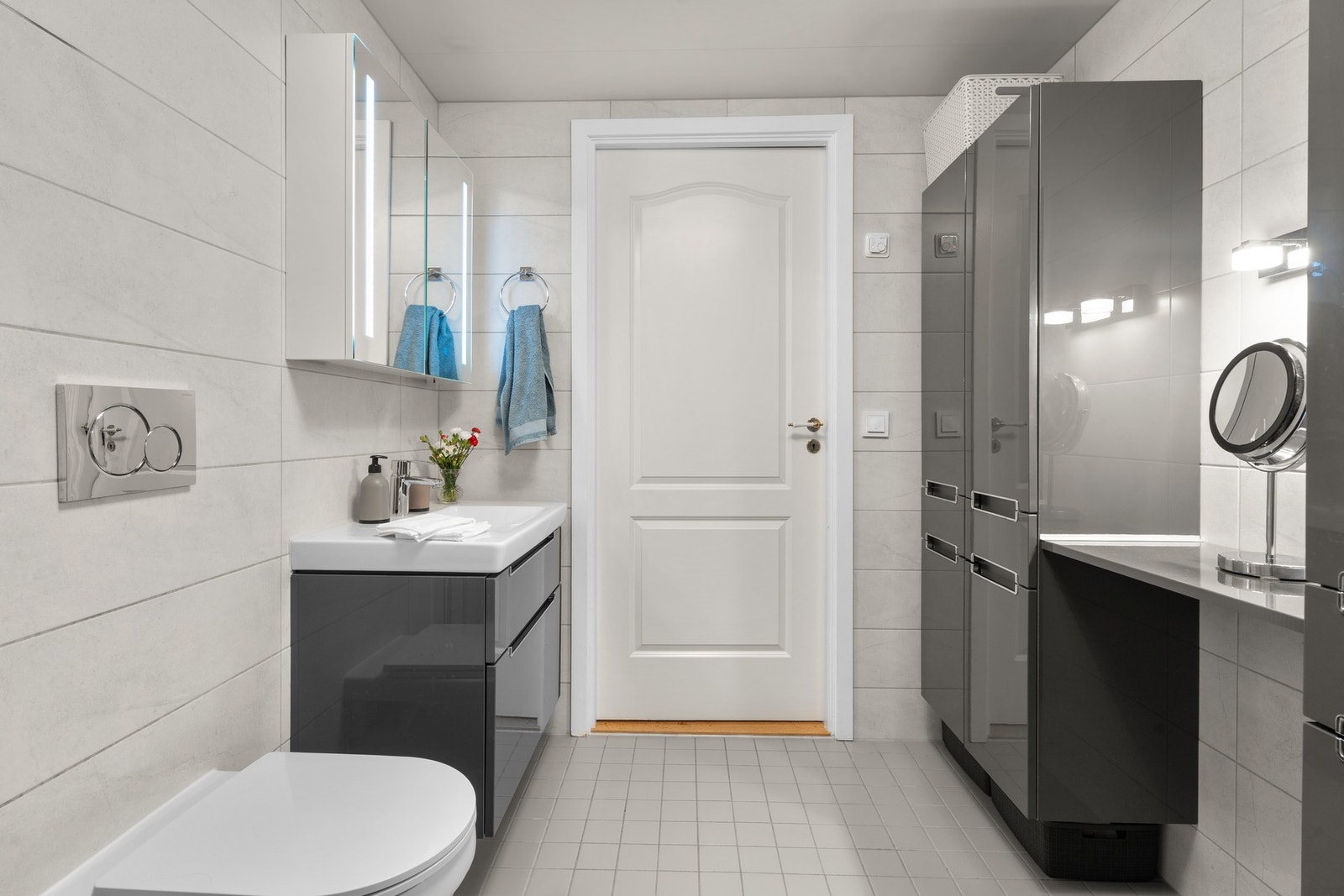 Badet er har varmekabler i gulv., samt opplegg for vaskemaskin. Galleribilde