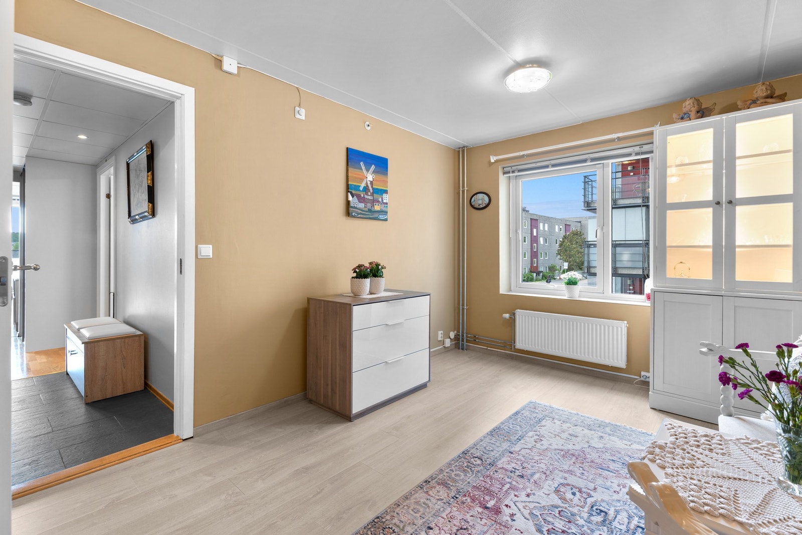 Her er det fint plass til stor dobbeltseng med tilhørende nattbord, samt ønsket garderobeløsning. Galleribilde