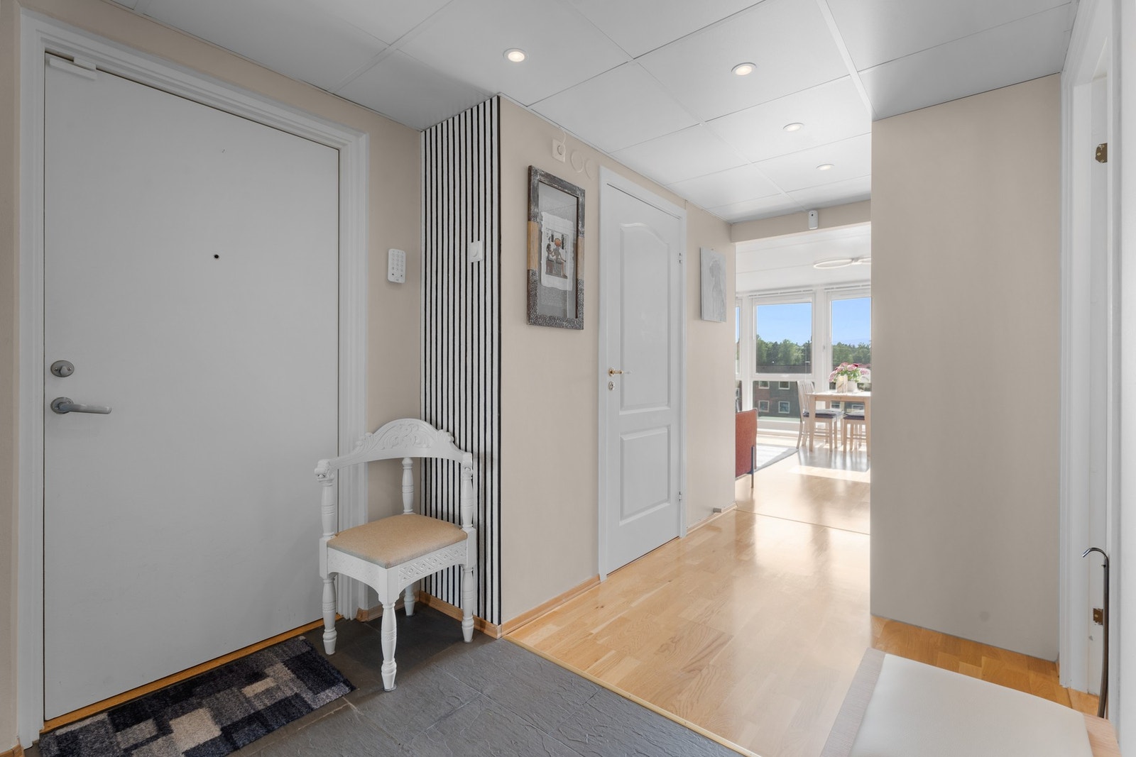 Du ønskes velkommen inn i en hyggelig entré med gode oppbevaringsløsninger. Galleribilde
