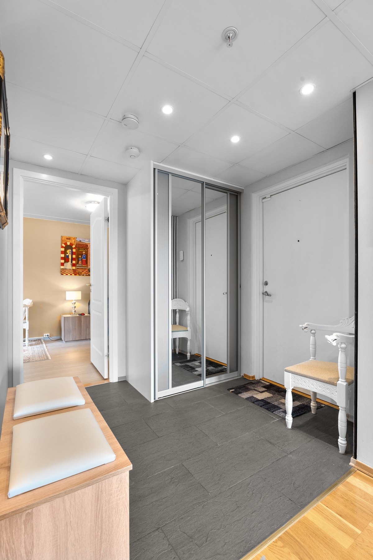 Praktisk og sentrert entré med adkomst til bad og to soverom. Galleribilde