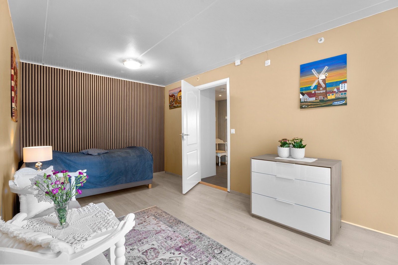 Rommet er pent innredet med spilevegg. Galleribilde