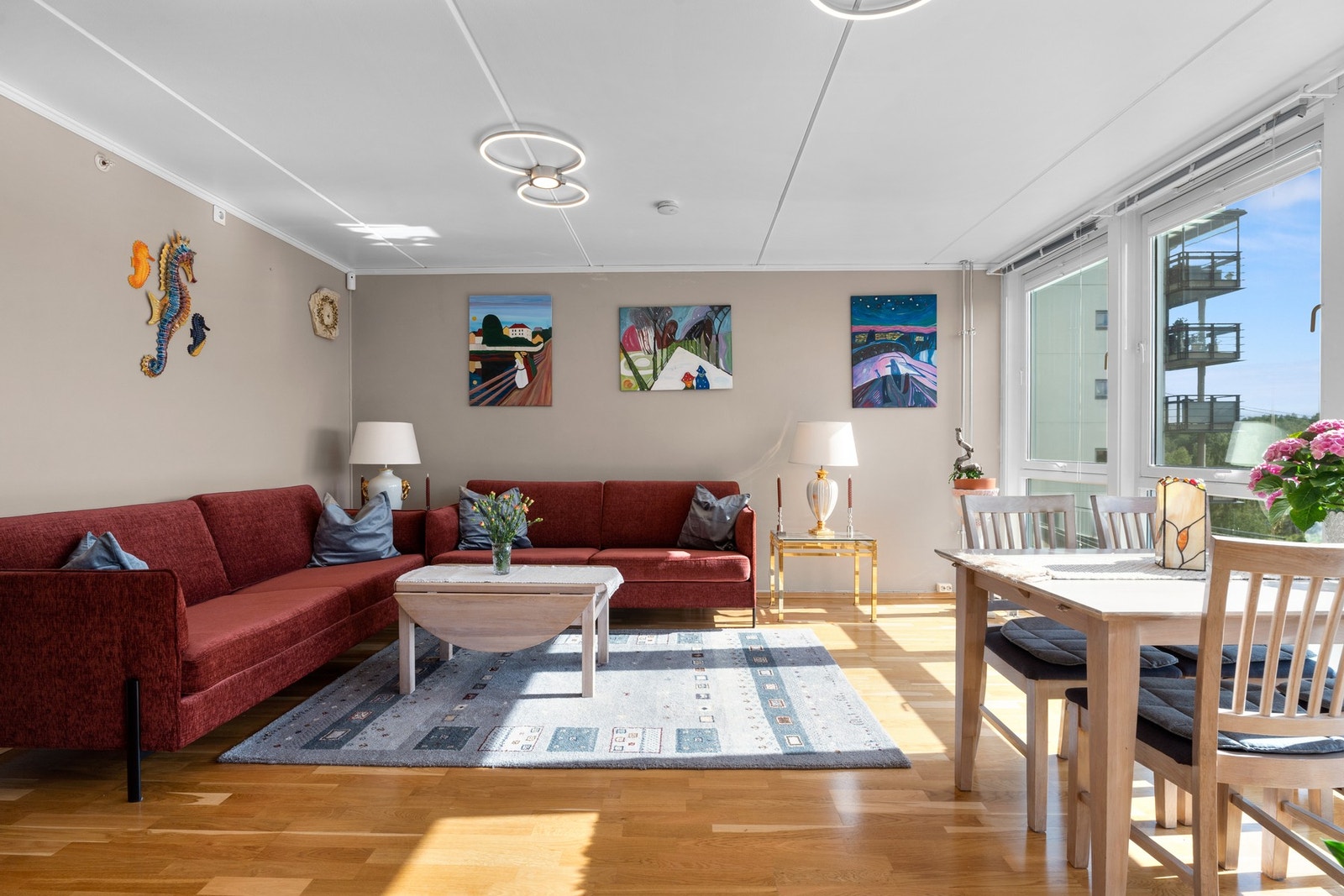 Svært lys og romslig stue med gode innredningsmuligheter. Galleribilde