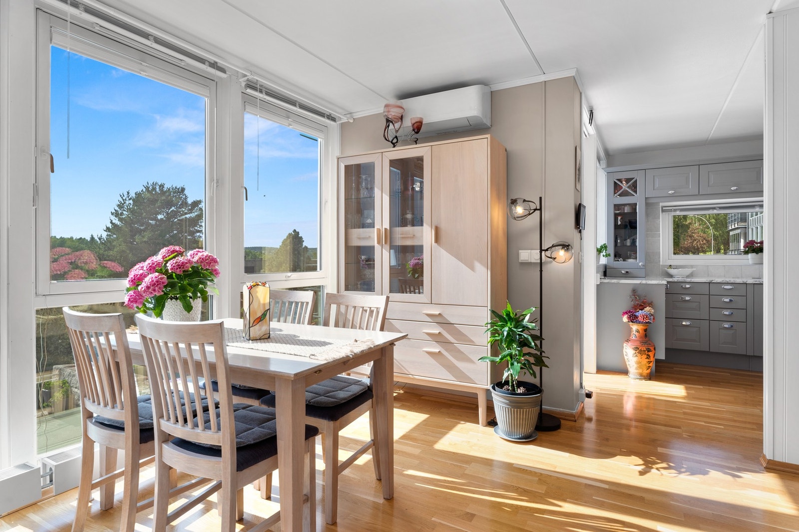 Spisegruppen finner sin naturlige plass i tilknytning til vindusflatene. Galleribilde