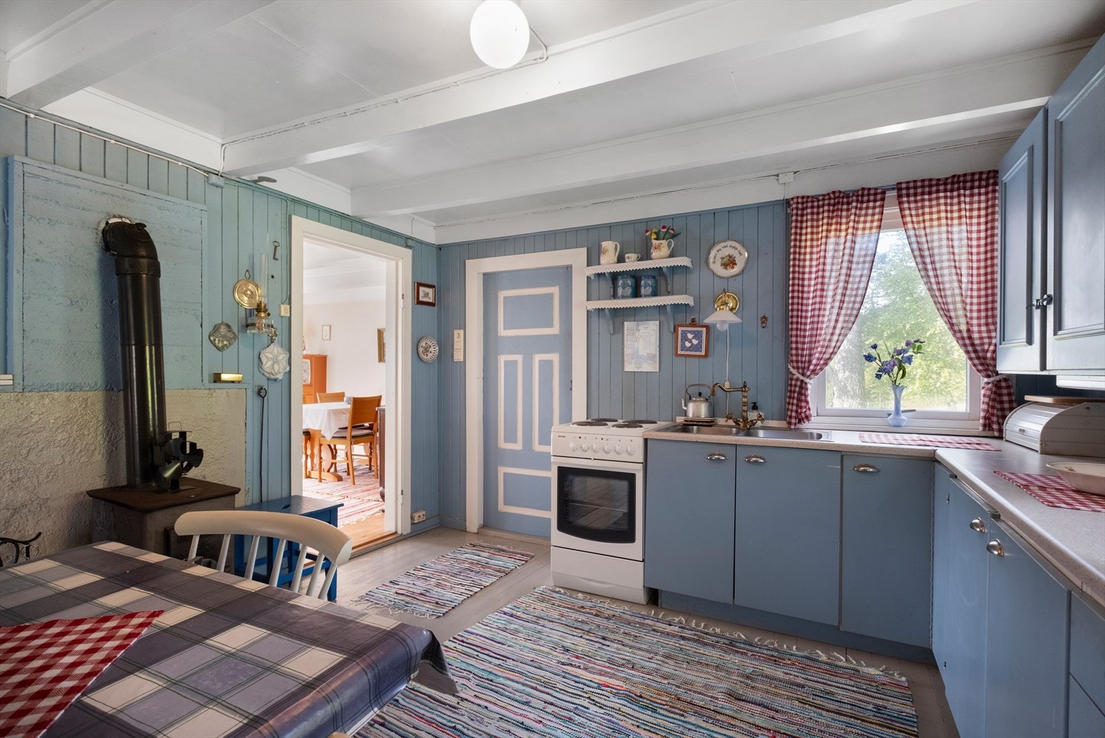 Romslig kjøkken med plass til spisebord Galleribilde