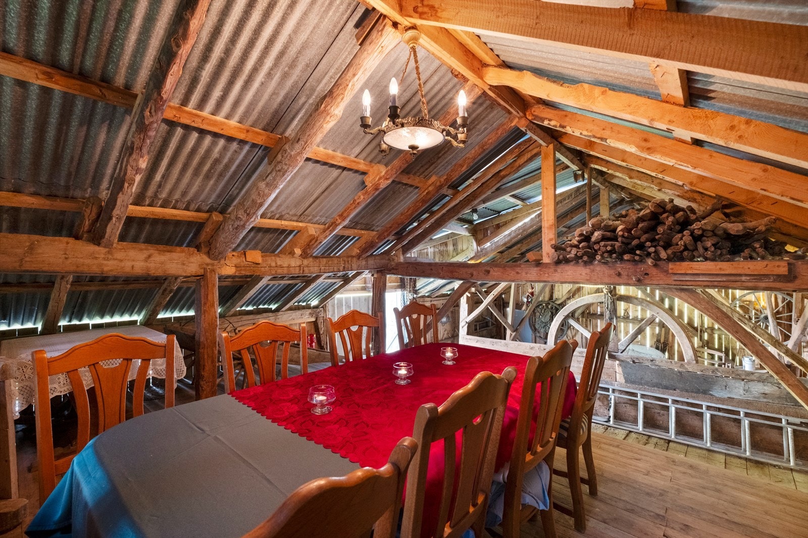 Løa er flott tillaget og her kan man samles i koselige lag. Galleribilde