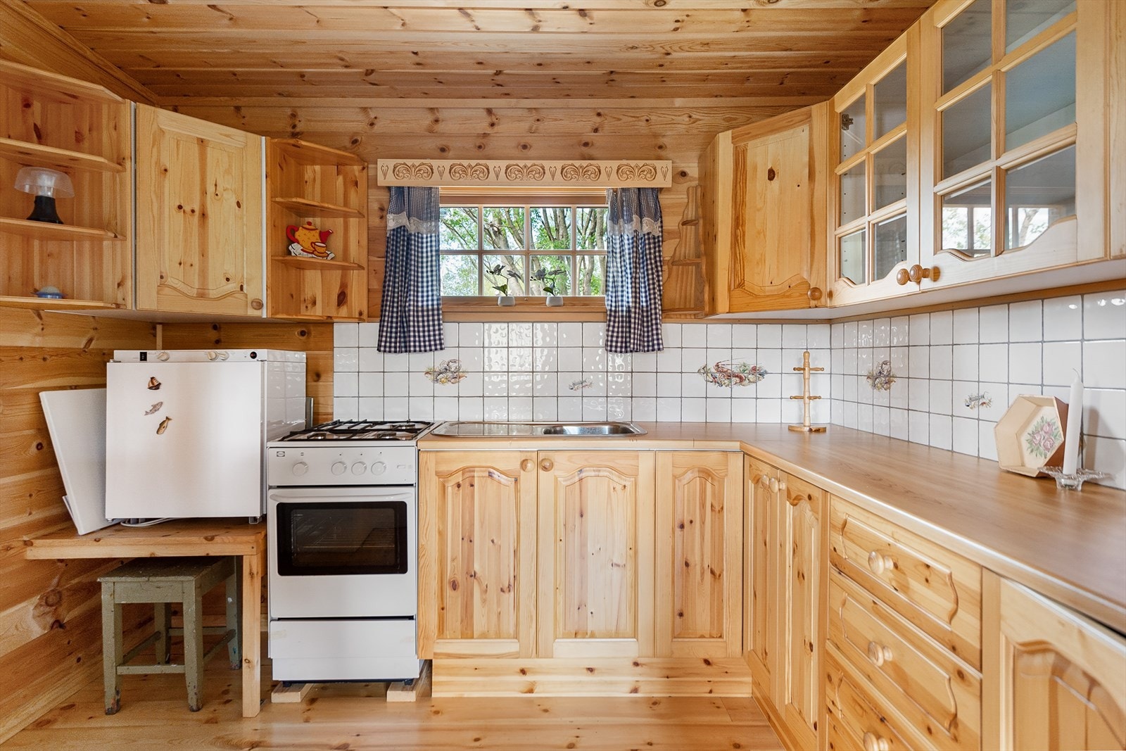 Kjøkkenet er på 6,1 m² og er fra 19971998. Kjøkkeninnredningen har profilerte furufronter og laminat benkeplate Galleribilde