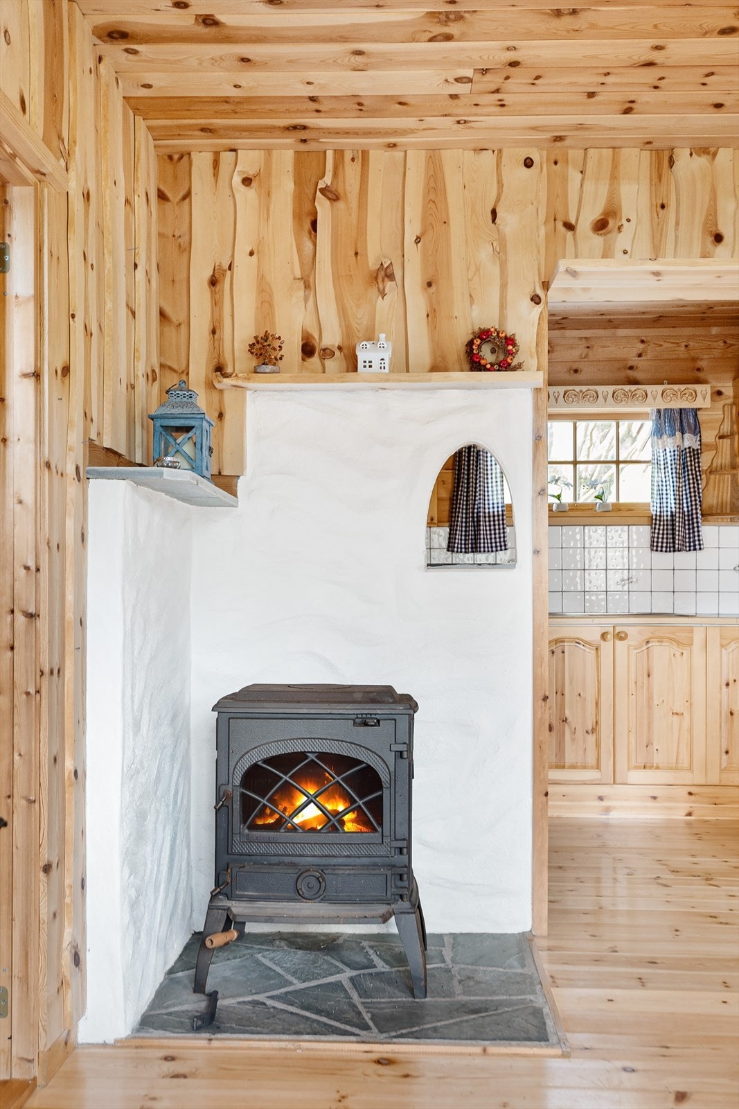 Stuen har etablert ildsted som gir god varme på kalde dager Galleribilde