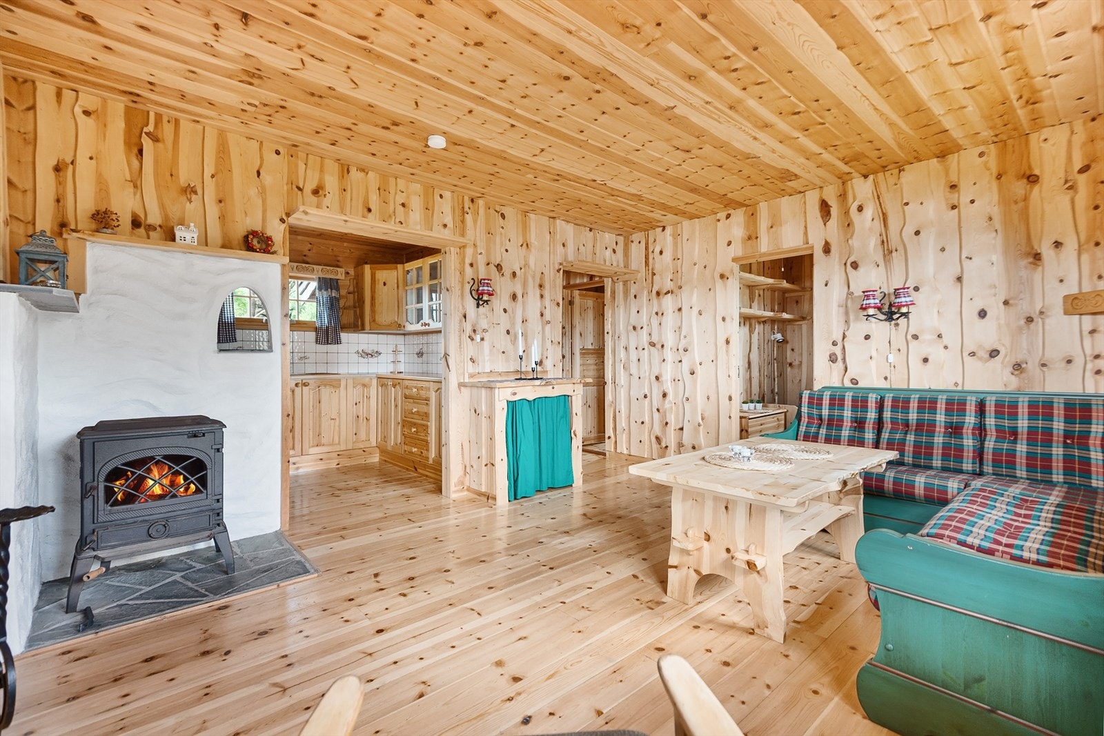 Lys og romslig stue på 15,5 m² med plass til sofagruppe og spisegruppe Galleribilde