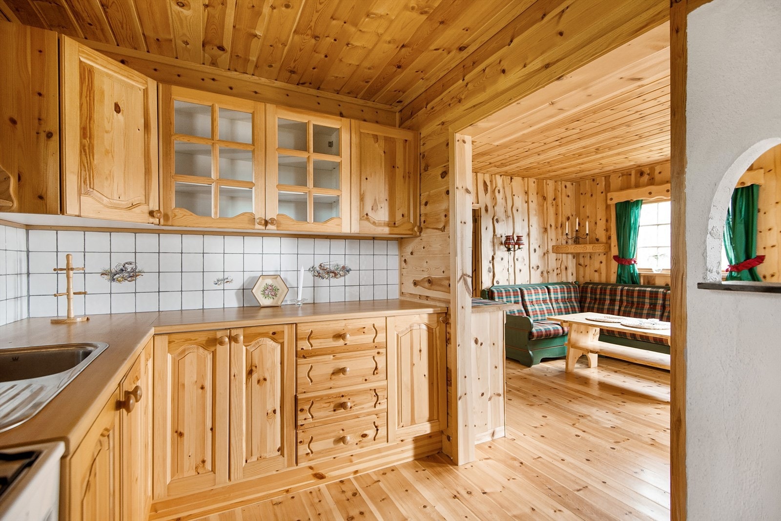 Kjøkkenet har godt med skap- og benkeplass, samt fliser over benkeplate Galleribilde