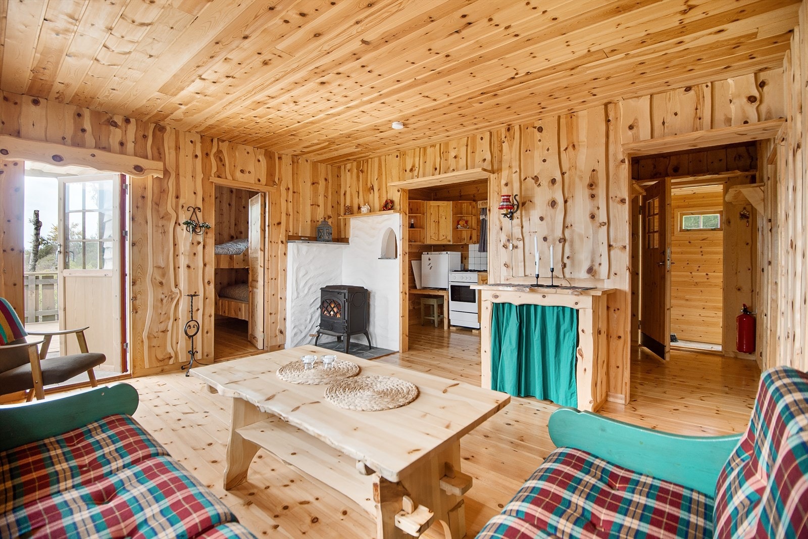 Innvendig har hytten gjennomgående furu på gulv, vegger og tak Galleribilde