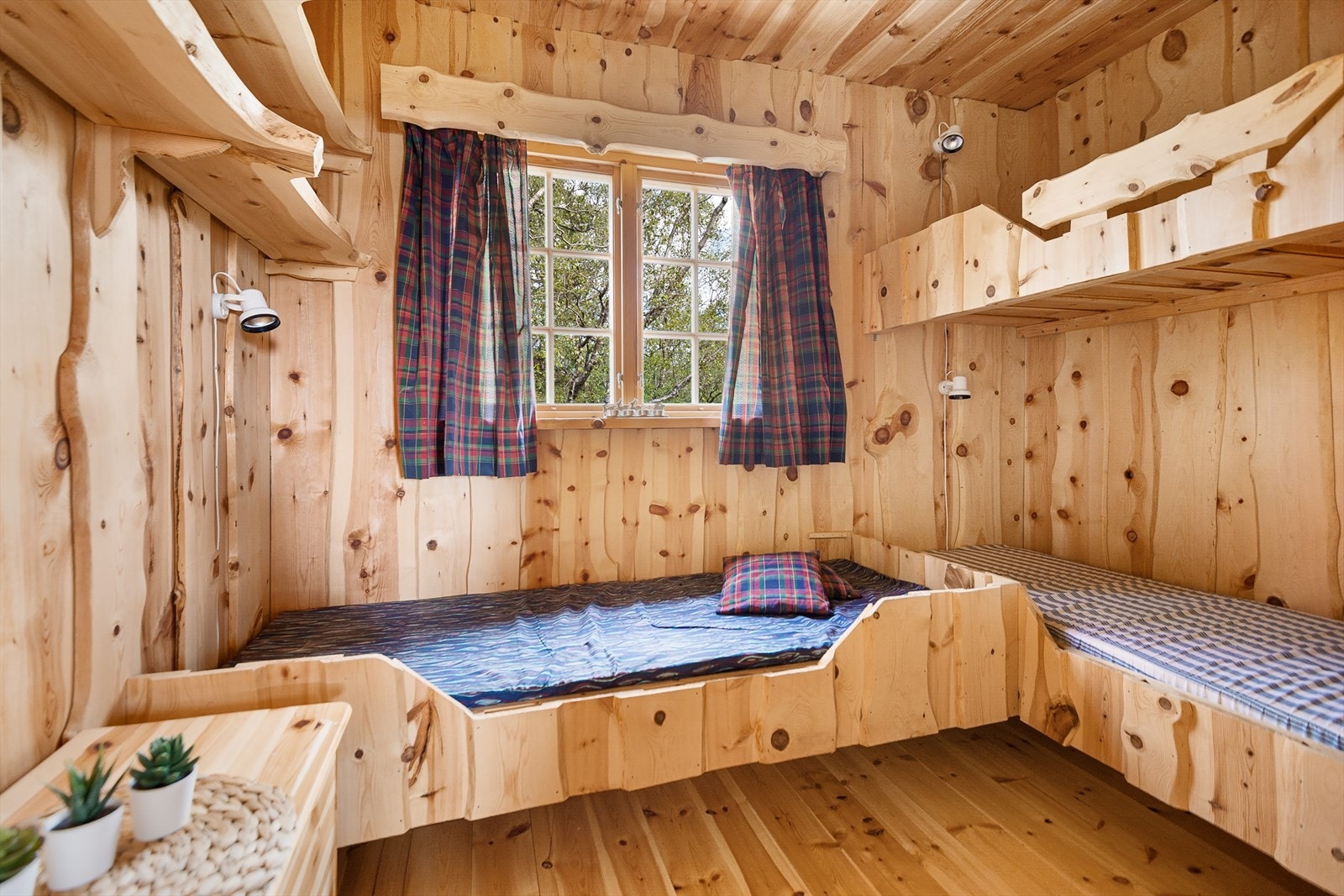 Soverommene har praktisk og funksjonell planløsning med plassbygde senger, slik at plassen blir godt utnyttet Galleribilde