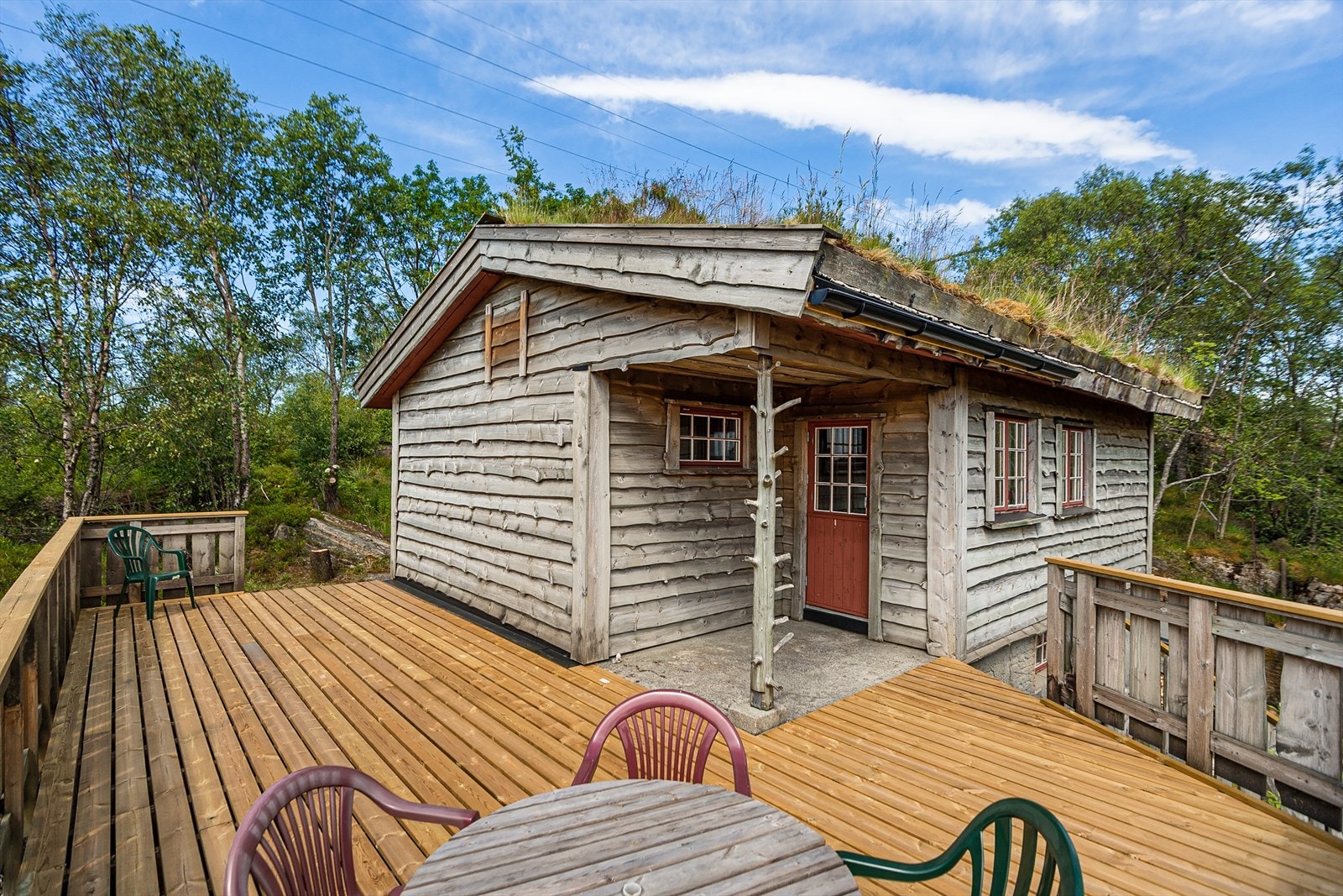 Hytten ble originalt bygd i ca. 1940, men i 1997 ble den revet og ny hytte ble bygget på opprinnelige grunnmur. Galleribilde