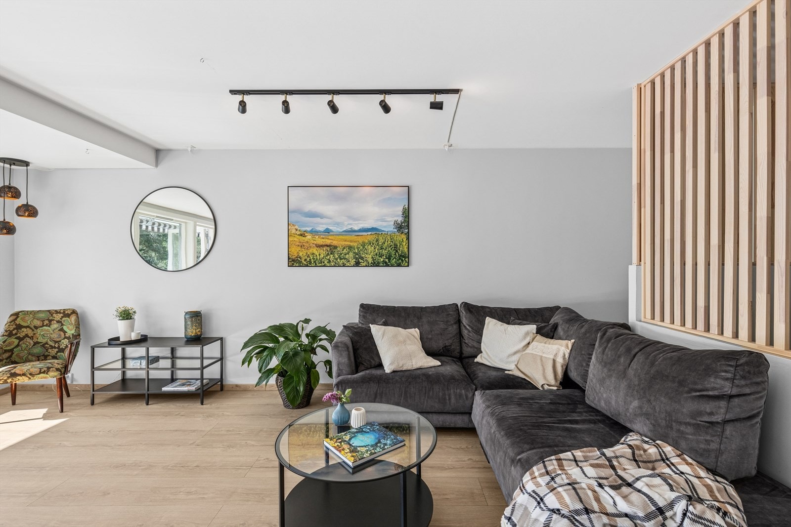 Lilighetens stue er lys og romslig med store vindusflater. Galleribilde