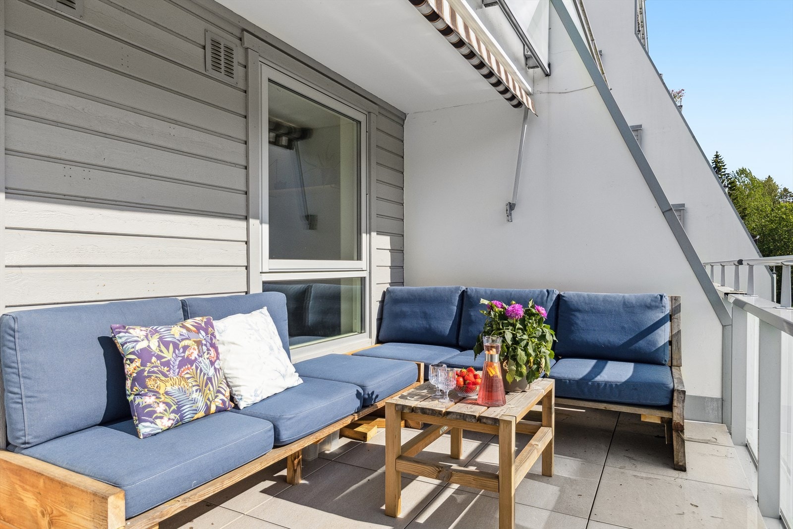 Terrassen er ca. 16 kvadratmeter og har gode møbleringsmuligheter. Galleribilde