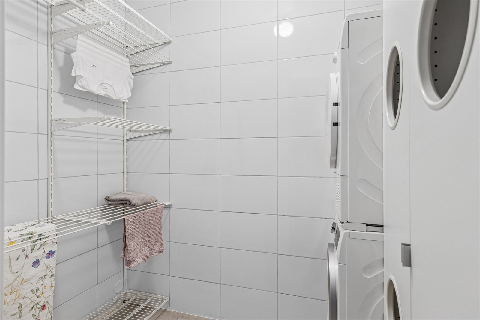 Det er etablert et praktisk vaskerom med opplegg for vaskemaskin og tørketrommel. Galleribilde