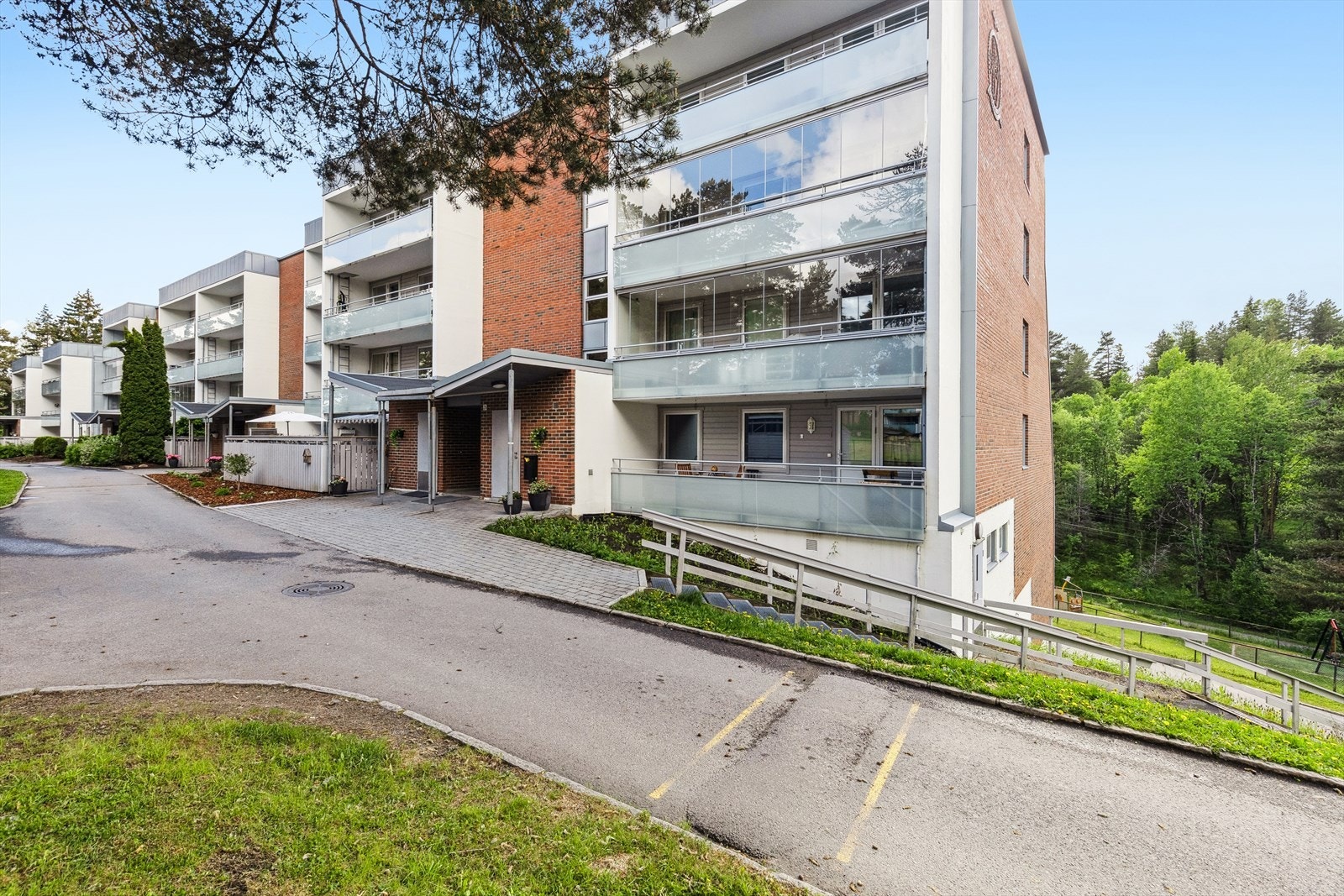 Området er svært barnevennlig med en rekke skoler, barnehager og lekeplasser innenfor kort gangavstand. Ellingsrud senter hvor du finner T-bane og bussholdeplass ligger også innenfor kort gangavstand. Galleribilde