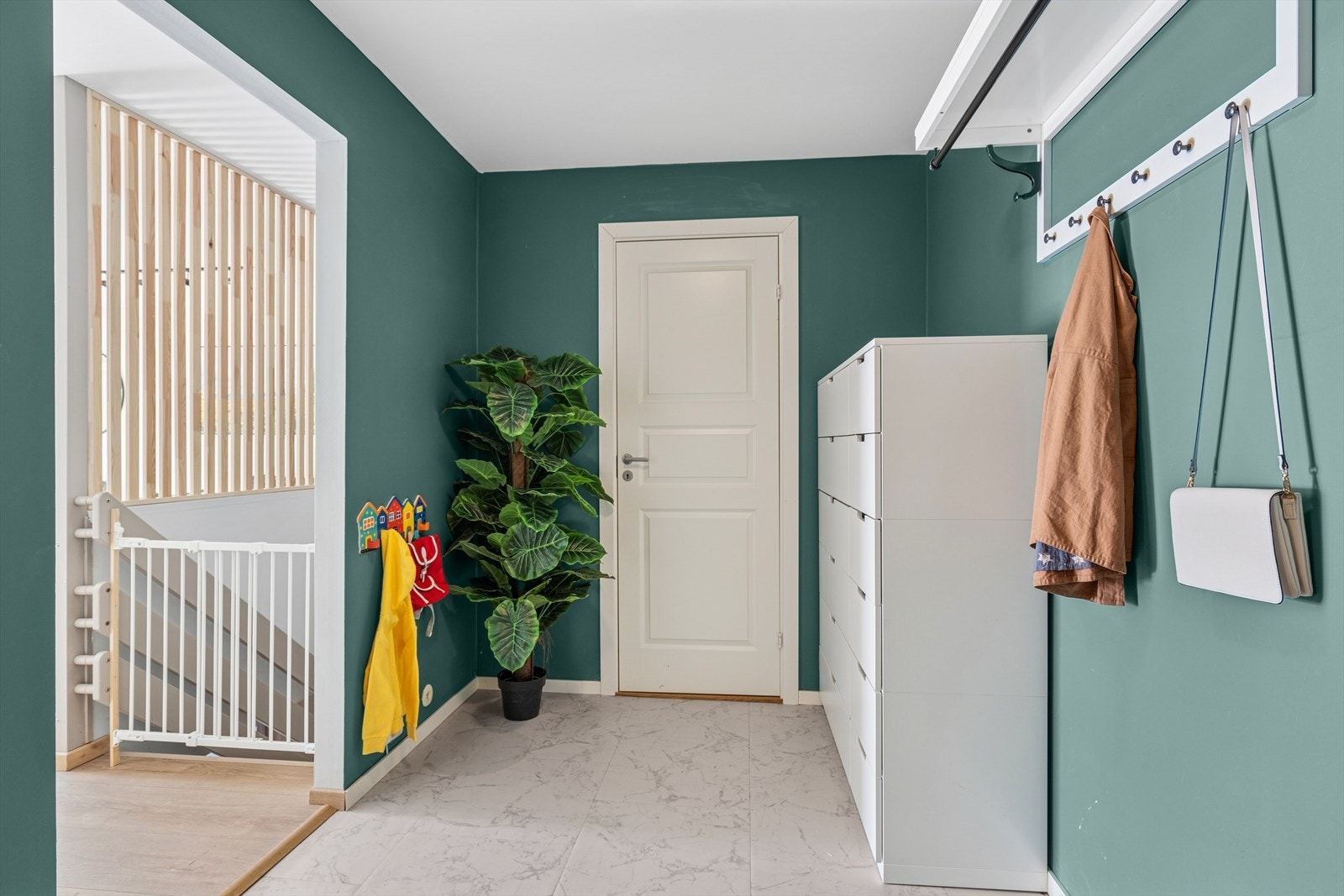 Hyggelig entré med god plass til diverse oppbevaringsløsninger. Galleribilde