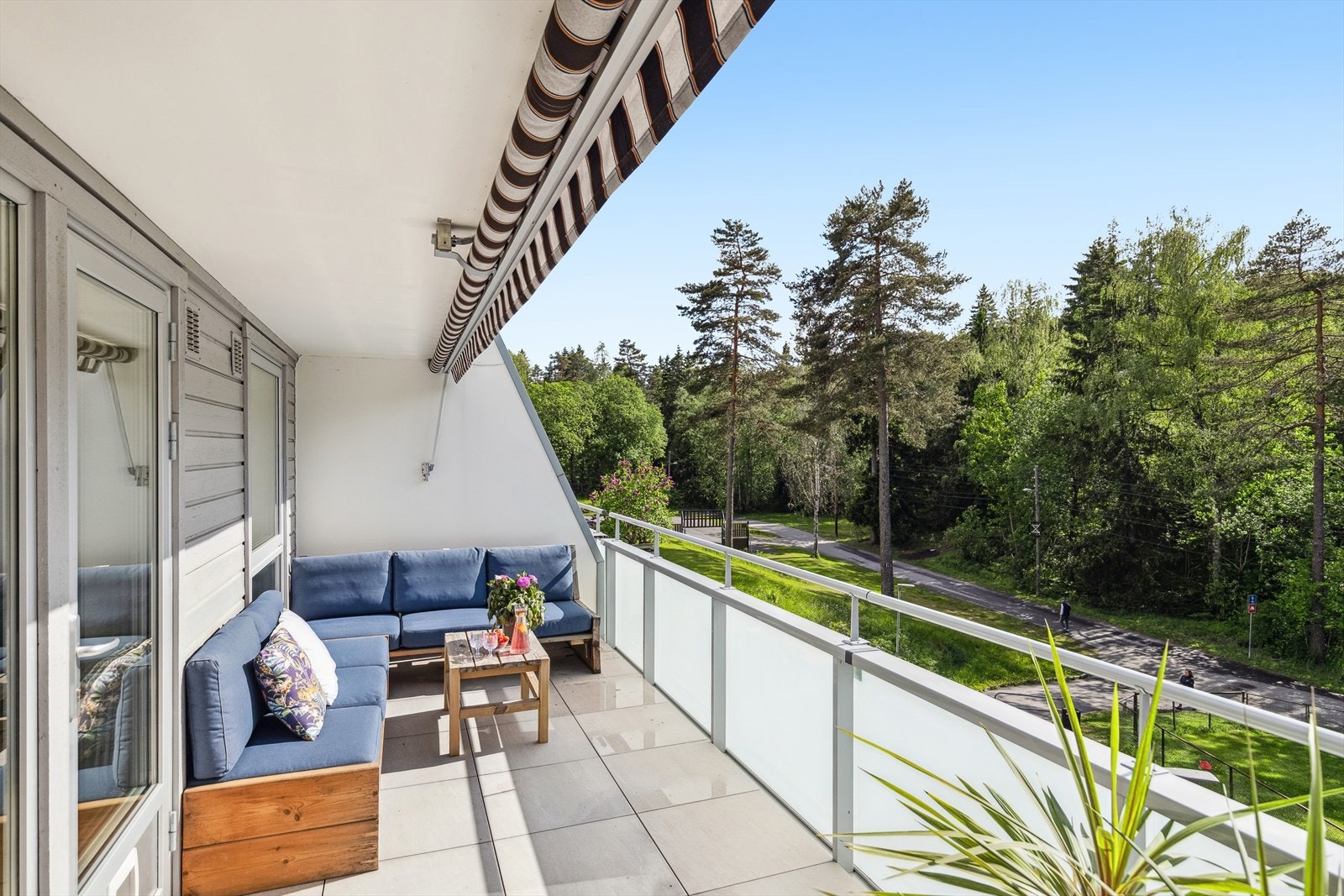 Fra stuen er det utgang til en solrik, vesvendt terrasse. Galleribilde