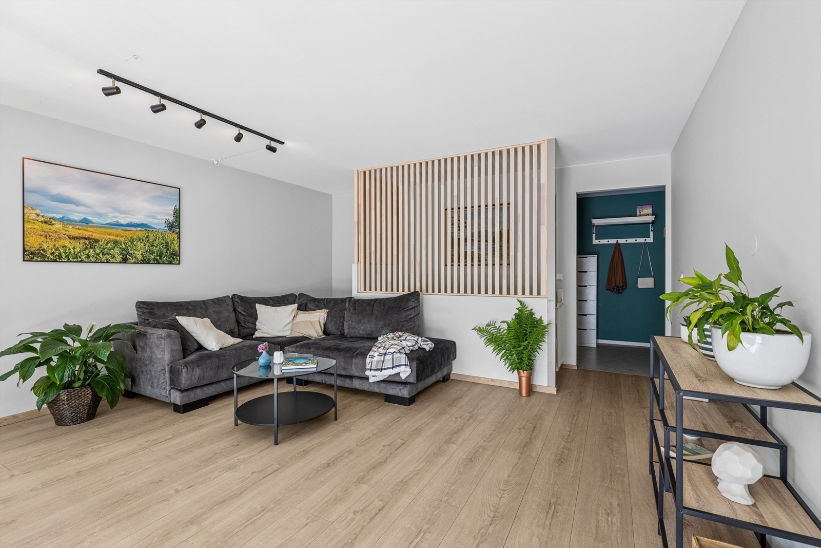 Flott terrasseleilighet med attraktiv beliggenhet i et hyggelig og meget barnevennlig boligområde på Ellingsrud. Galleribilde