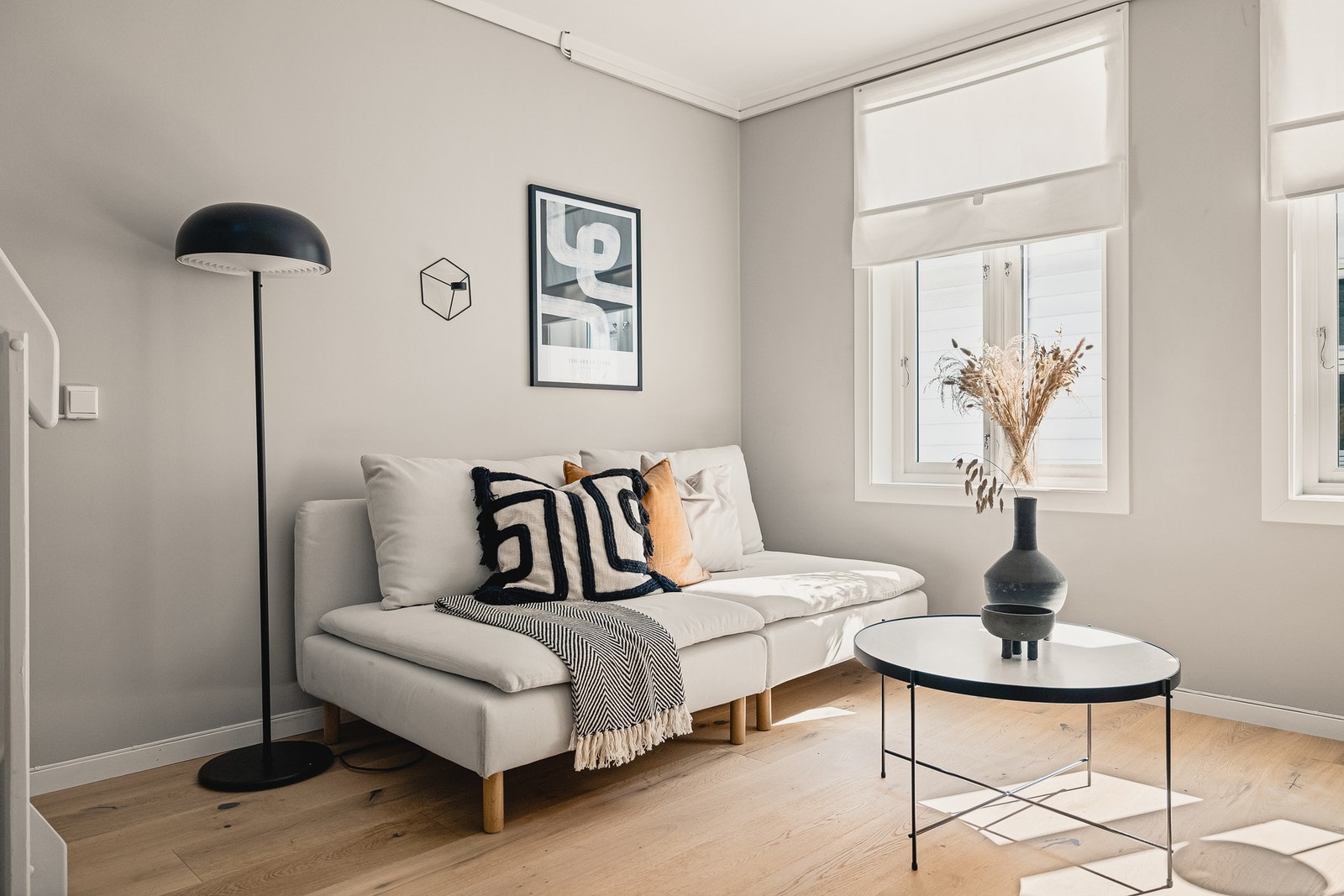 Stuen er lys og innbydende, med store vindusflater som slipper inn rikelig med dagslys. Galleribilde