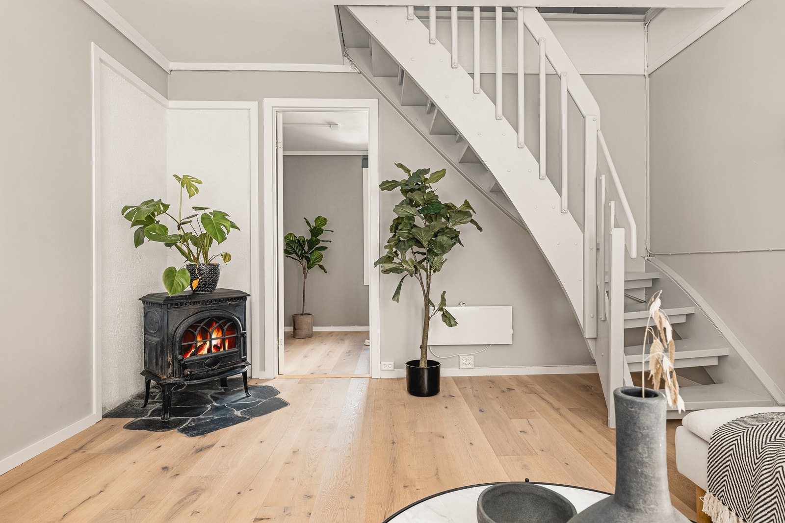 Leiligheten har også en peis i stuen som skaper både varme og hygge i rommet. Galleribilde