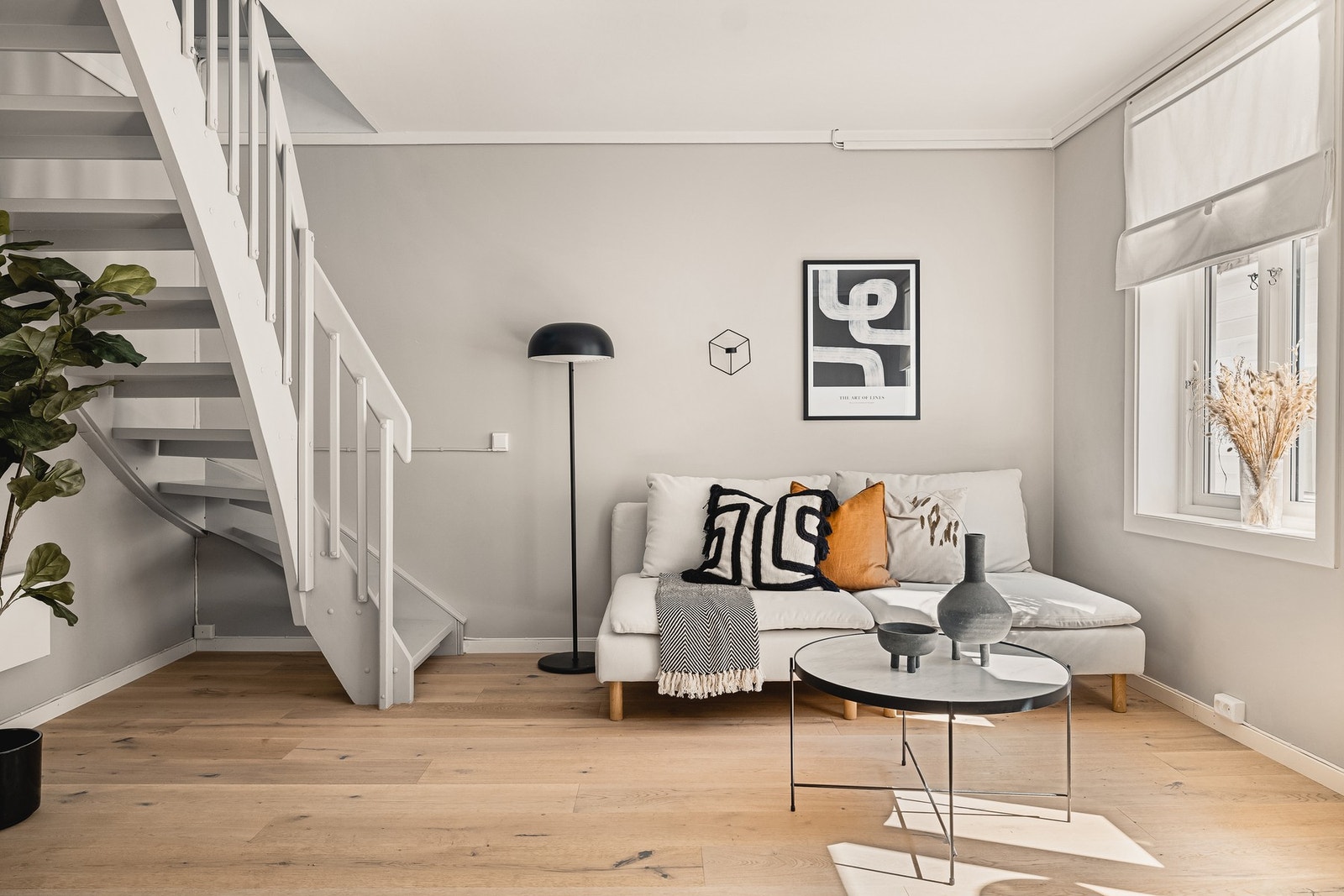 Det er god plass til både sofagruppe og spisebord, noe som gjør rommet perfekt for både avslapning og sosiale sammenkomster. Galleribilde