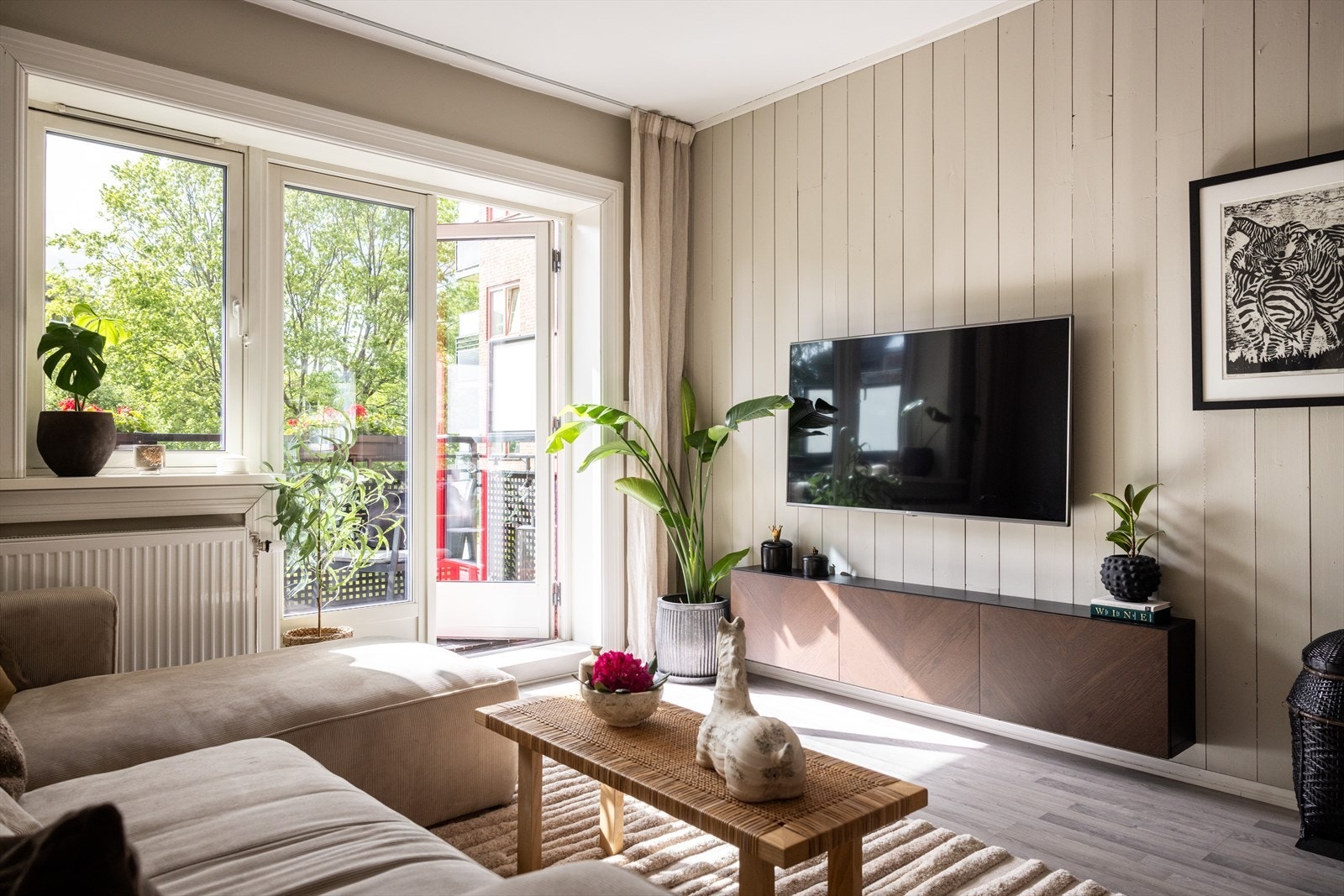 Planløsningen åpner opp for flere møbleringsmuligheter med god plass til sofagruppe, TV-møbler og spisebord med tilhørende stoler. Galleribilde