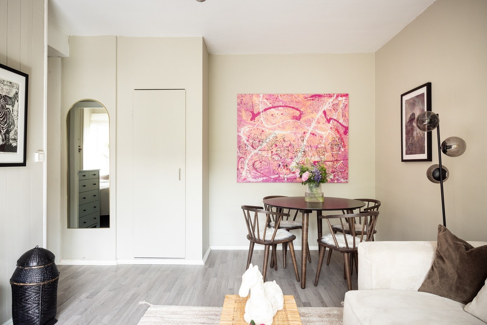 Det er også et praktisk skap på venstre side av stuen som gir mulighet for oppbevaring av for eksempel vaskeutstyr, slik at man slipper å ha det fremme. Galleribilde