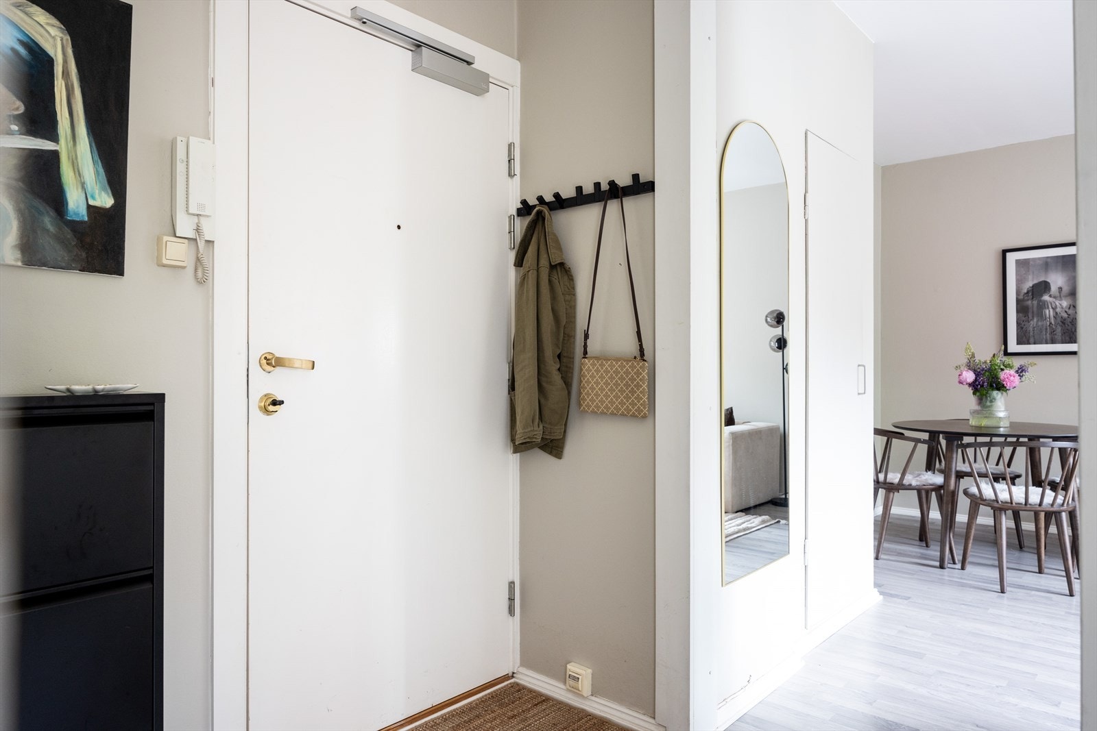 Leiligheten har en lys entré med plass til oppbevaring av yttertøy og sko. Velkommen inn! Galleribilde