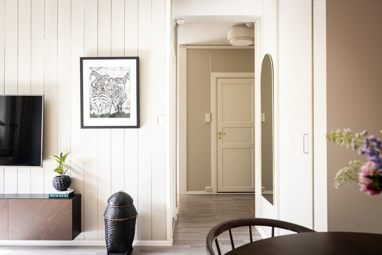 Gulvet er belagt med flott laminat, og overflatene er malt i delikate og lyse fargetoner. Galleribilde