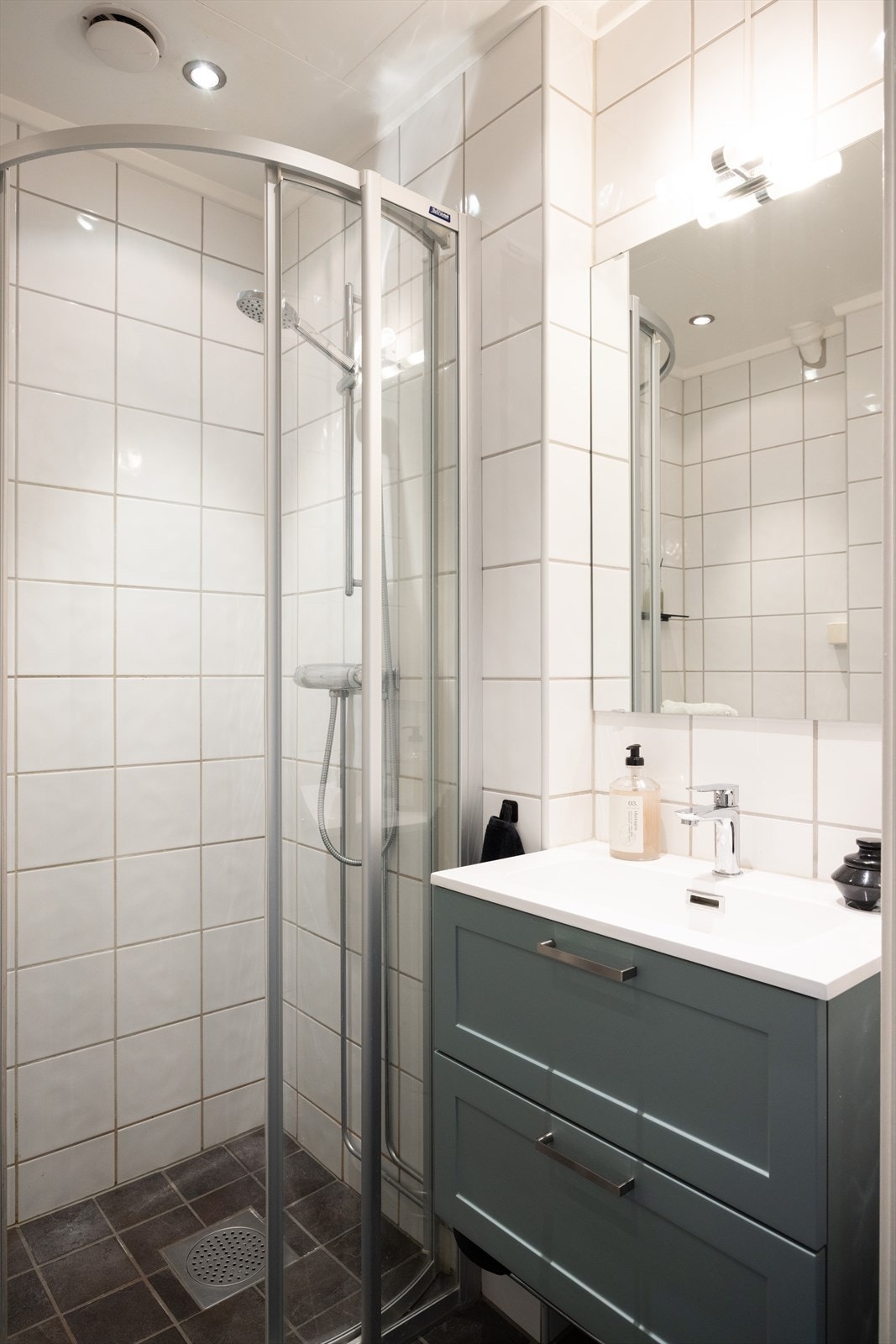 Pent, flislagt baderom med elektrisk gulvvarme og innfelt downlights i himling. Galleribilde