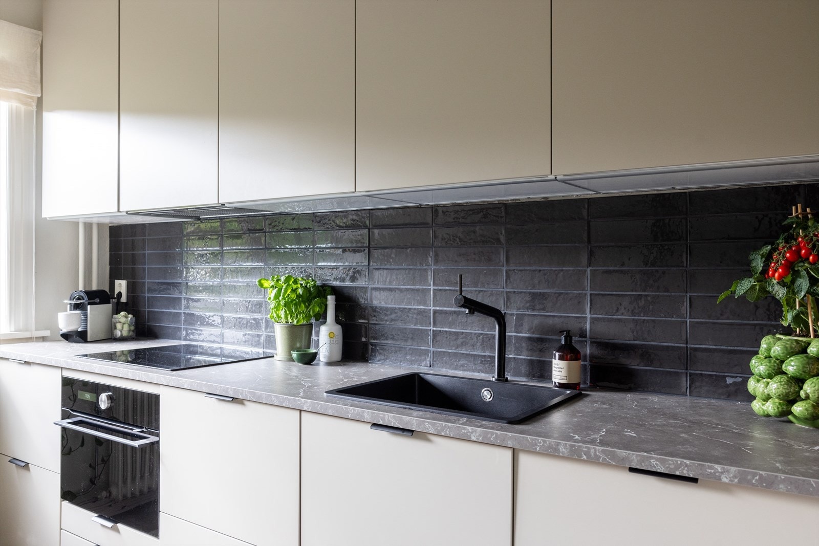 Kjøkkenet er tilpasset på en god måte med rikelig skap- og benkeplass. Galleribilde