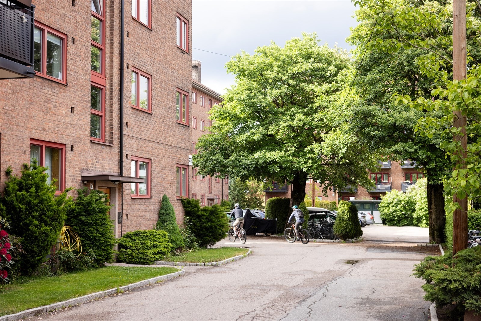 Borettslaget har 162 parkeringsplasser, hvorav 9 er gjesteplasser tilgjengelige mot betaling på automat. Galleribilde