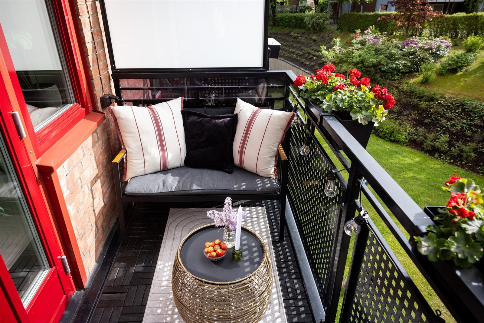 I vår- og sommerhalvåret blir balkongen en naturlig forlengelse av stuen, perfekt for hyggelige stunder med familie og venner. Galleribilde