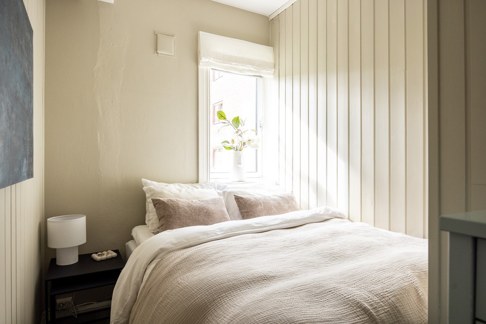 Hyggelig soverom med plass til seng og nattbord. Galleribilde