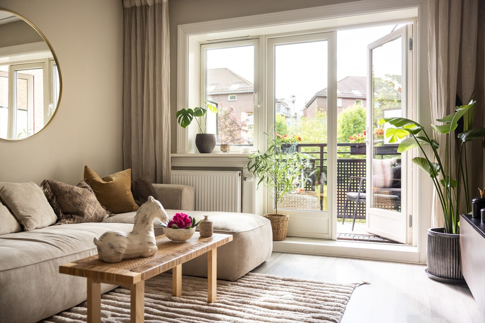 Stuen er lys og luftig med store vindusflater som sørger for rikelig innslipp av naturlig lys. Galleribilde