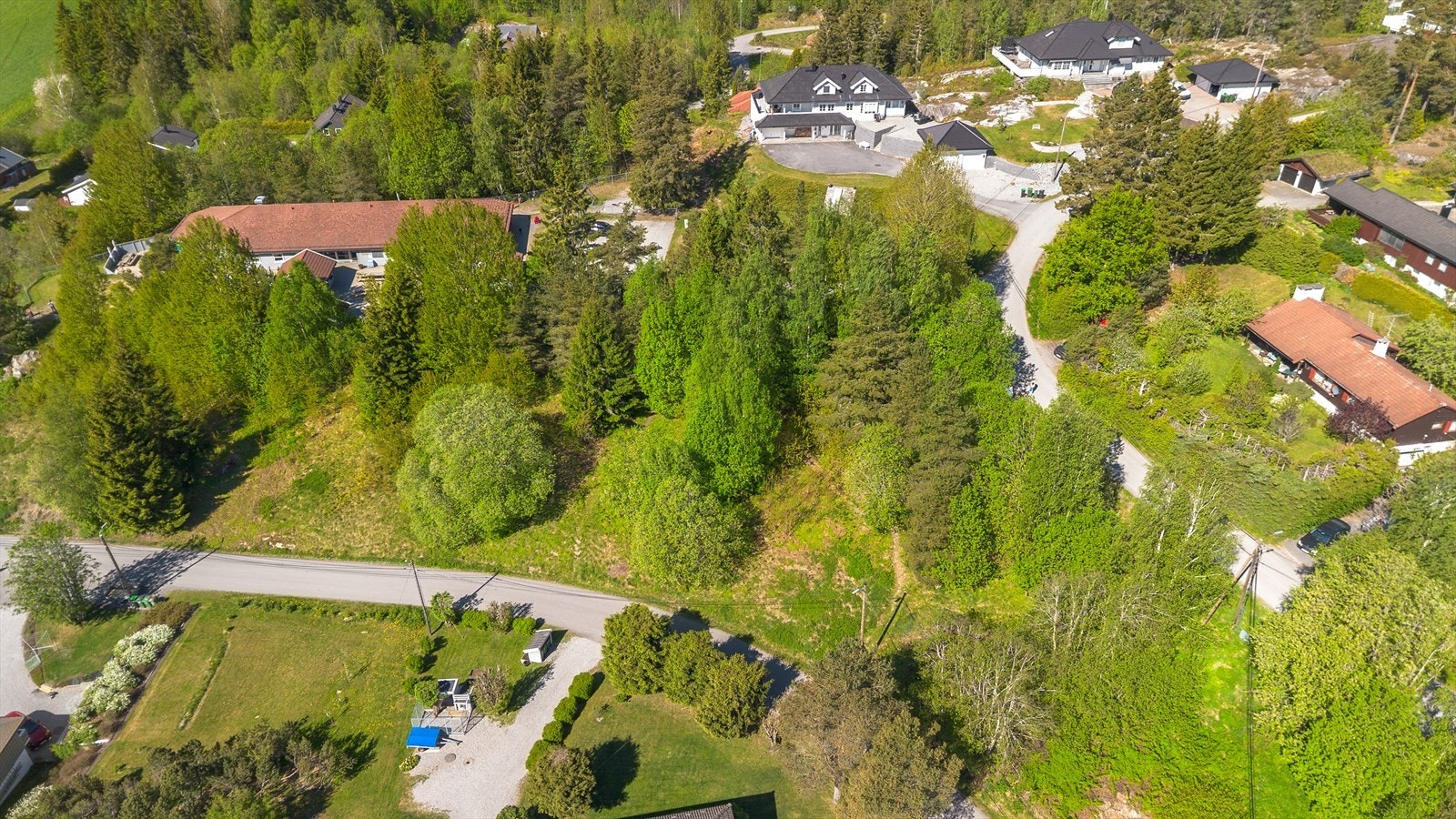 Begge tomtene kan kjøpes samlet for kr 3 060 000 i tillegg til omkostninger Galleribilde